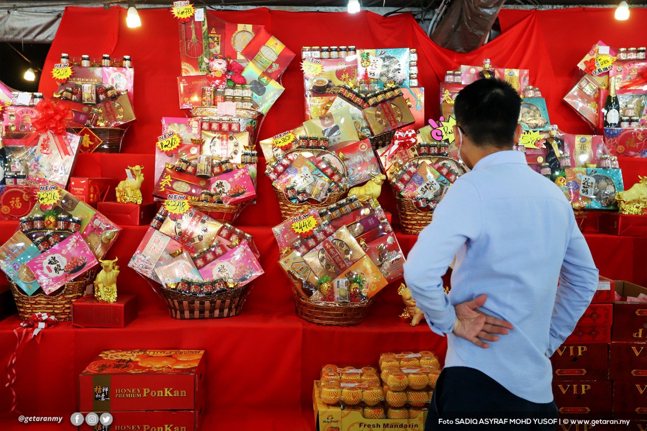 Bakul berisi makanan antara buah tangan yang menjadi pilihan pada perayaan Tahun Baharu Cina. - Foto SADIQ ASYRAF