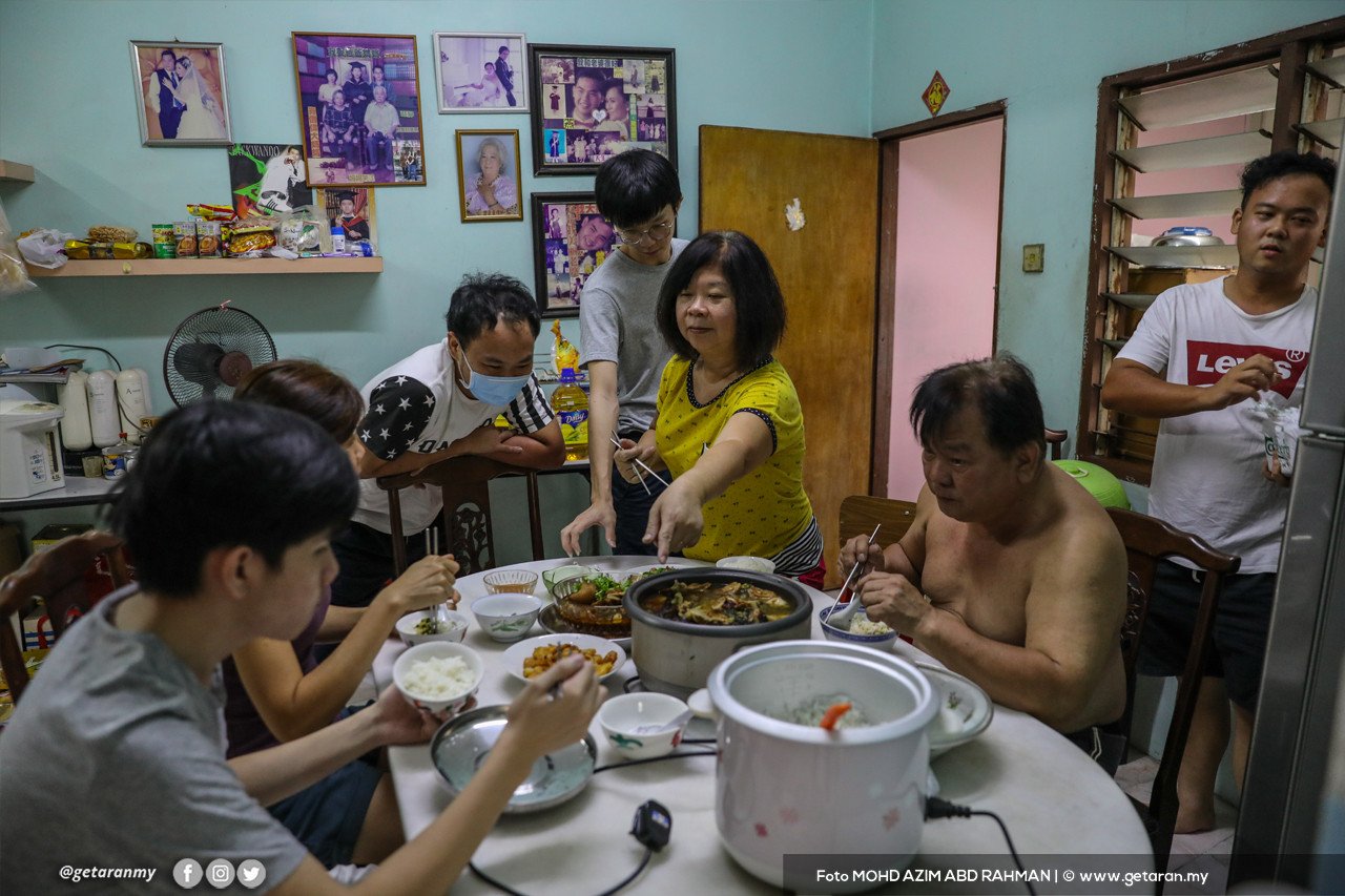 Walaupun suasana berbeza berbanding tahun-tahun sebelum ini, namun keluarga Wan tetap meraikan majlis makan besar. - Foto AZIM RAHMAN