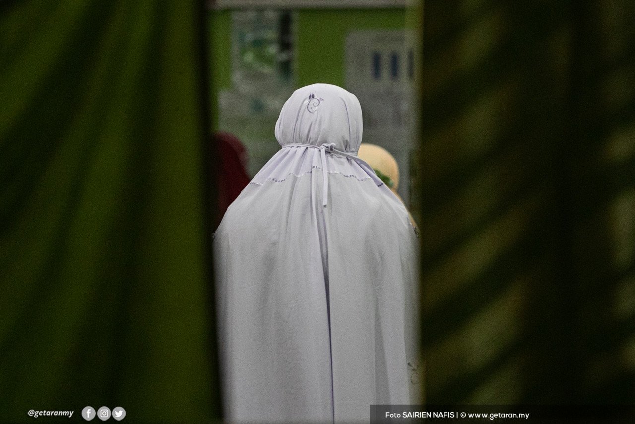 Jemaah wanita juga sudah diberi kebenaran untuk hadir berjemaah di masjid. - Foto SAIRIEN NAFIS