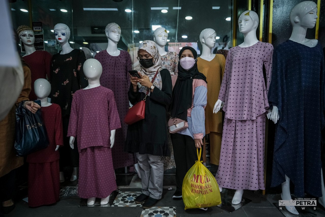 Kebanyakan pusat beli-belah menawarkan harga runtuh menjelang Hari Raya. - Gambar oleh Abd Razak Latif