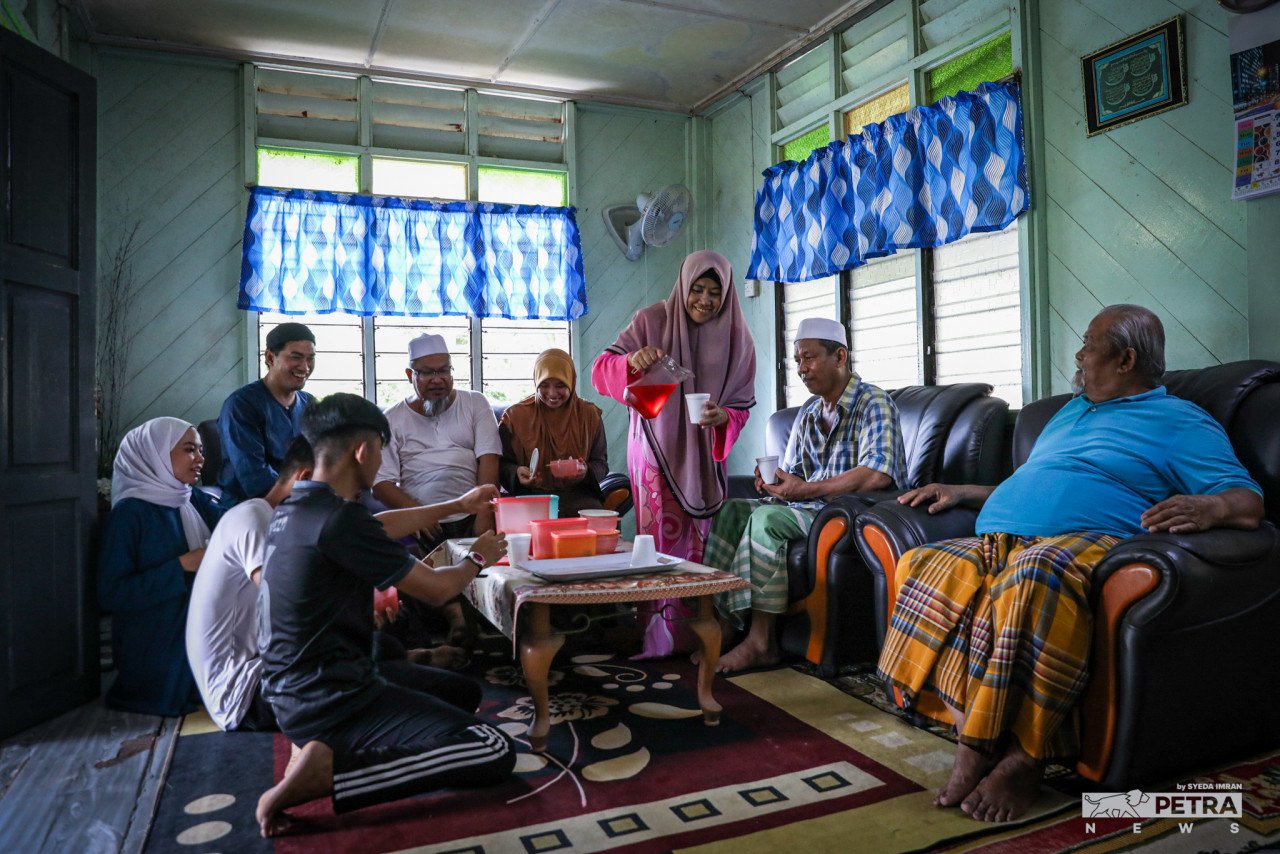 Suasana meriah di rumah Abdul Rahman Abdul Aziz ketika menyambut Hari Raya bersama tiga generasi Haji Abd Kahar di Kampung Gelang Pertang, Jelebu, Negeri Sembilan.