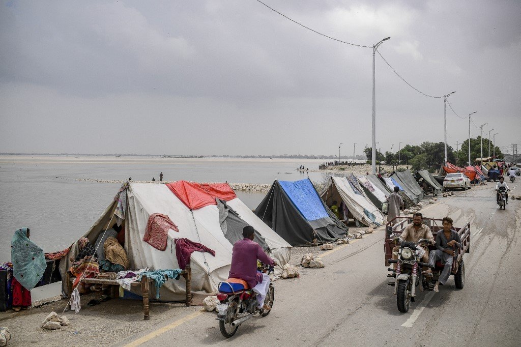 Penduduk membina khemah sementara selepas rumah mereka musnah dalam kejadian banjir di Sukkur. - Gambar AFP