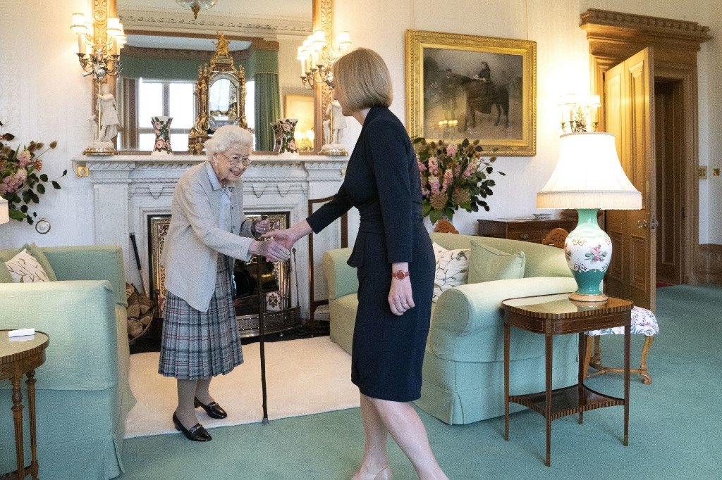 Ratu Elizabeth II bersama Liz Truss di Istana Balmoral, Scotland - Gambar AFP