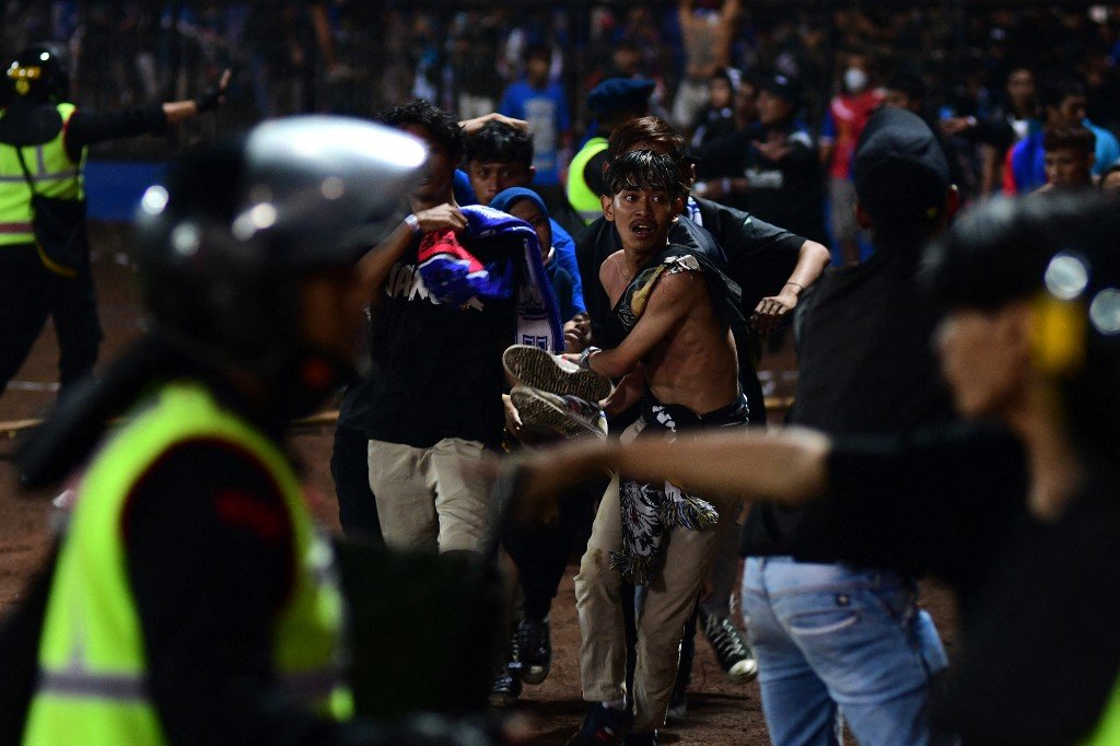 Rusuhan selepas perlawanan antara Arema FC dengan Persebaya Surabaya turut menyebabkan 180 lagi cedera, menurut Polis Jawa Timur - Gambar Fail AFP