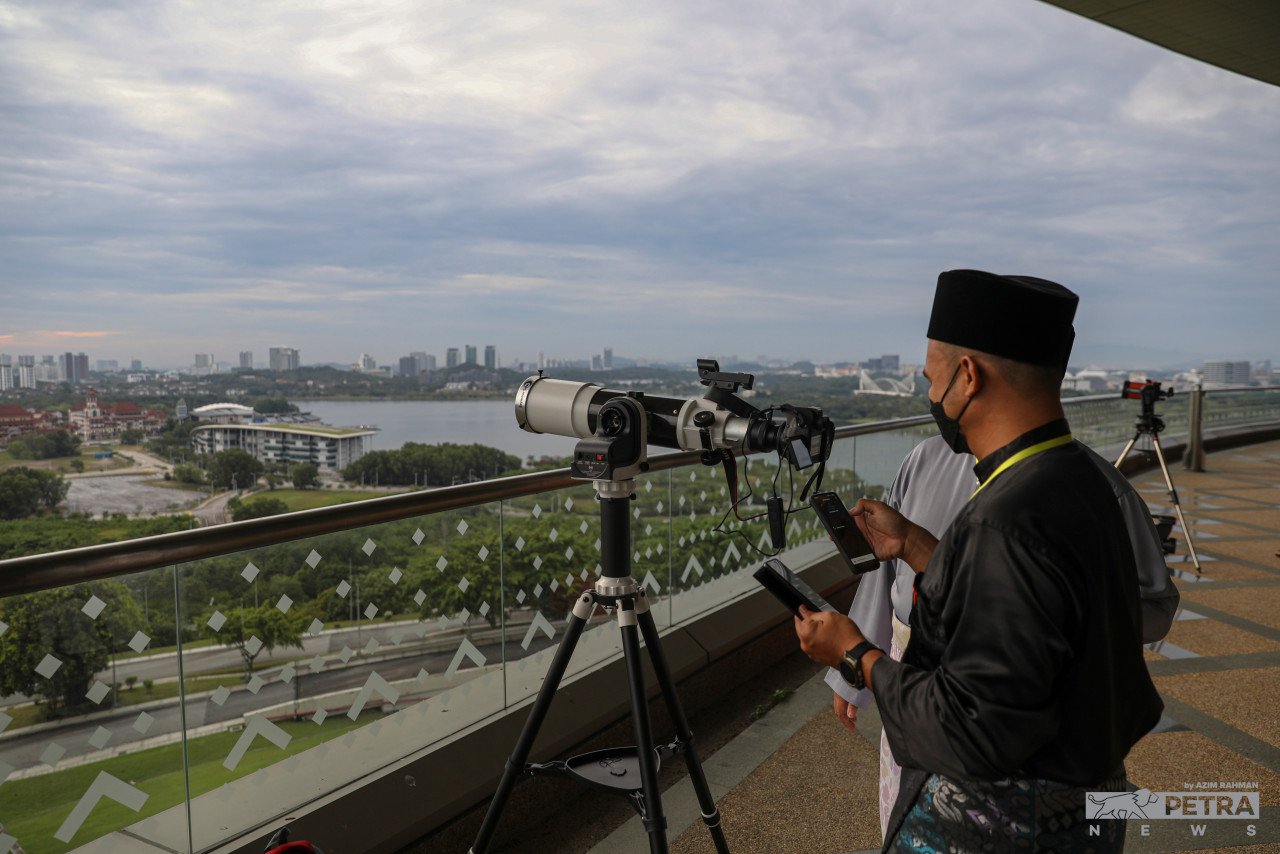 Petugas Jabatan Ukur Dan Pemetaan Malaysia melihat anak bulan syawal di Pusat Konvensyen Antarabangsa Putrajaya (PICC), Putrajaya. - Gambar Azim Abd Rahman