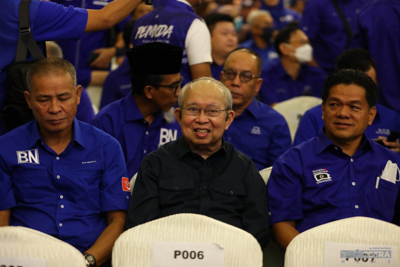 Lim Kit Siang meminta Tun Dr Mahathir Mohamad dan Tengku Razaleigh Hamzah untuk menolak penamaan sebagai calon dalam PRU-15 - Gambar Fail