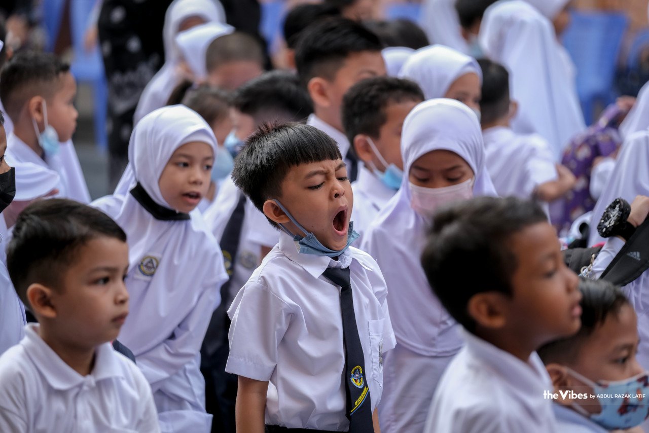 Murid-murid beratur sebelum memasuki kelas pada hari pertama persekolahan, hari ini. - Gambar oleh Abdul Razak Latif