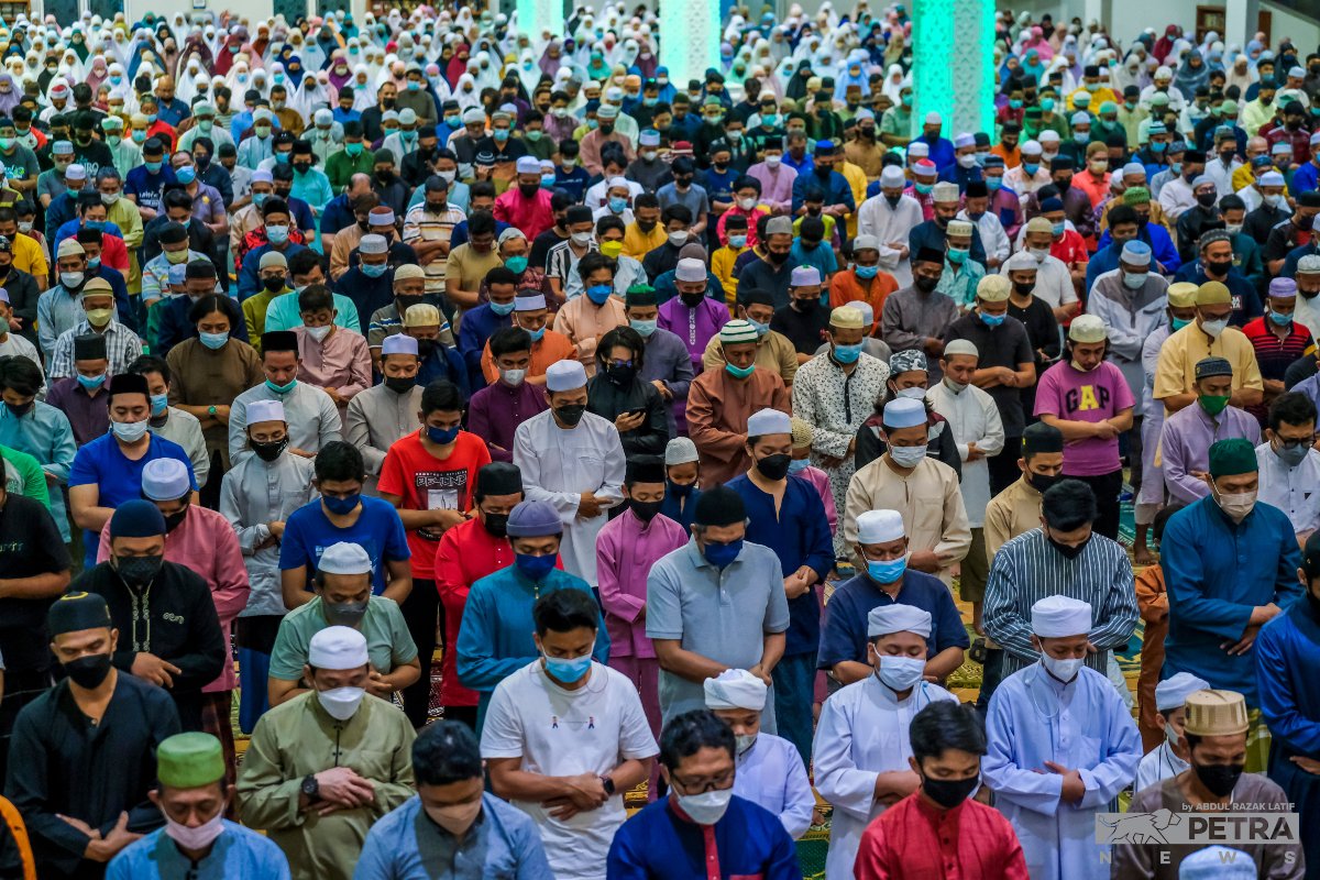 Umat Islam ketika menunaikan solat terawih pertama baru-baru ini. - Gambar oleh Abdul Razak Latif