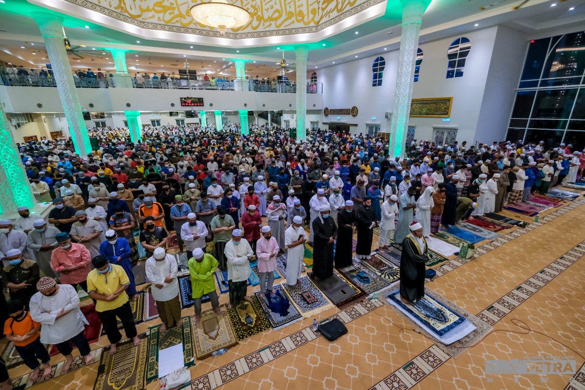 Solat tarawih di Masjid Jamek Kampung Baru malam tadi. - Gambar Abdul Razak Latif 