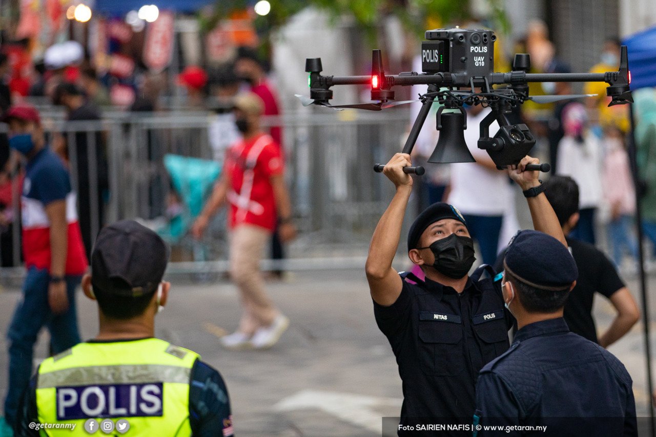 Polis turut menggunakan dron untuk memantau keadaan di ibu kota. - Gambar Sairein Nafis
