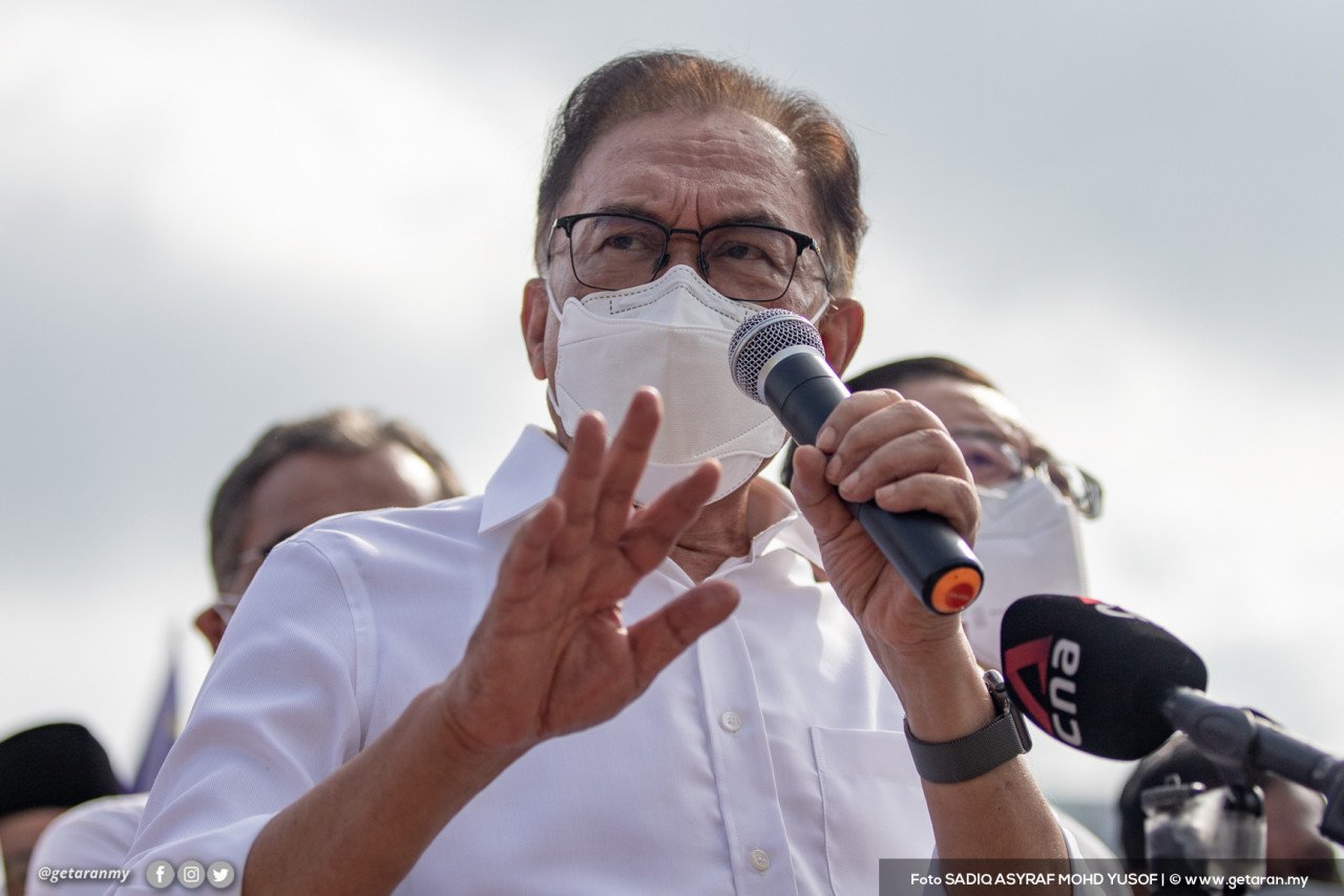 Anwar berucap dalam perhimpunan di Dataran Merdeka sebelum berarak ke Parlimen.