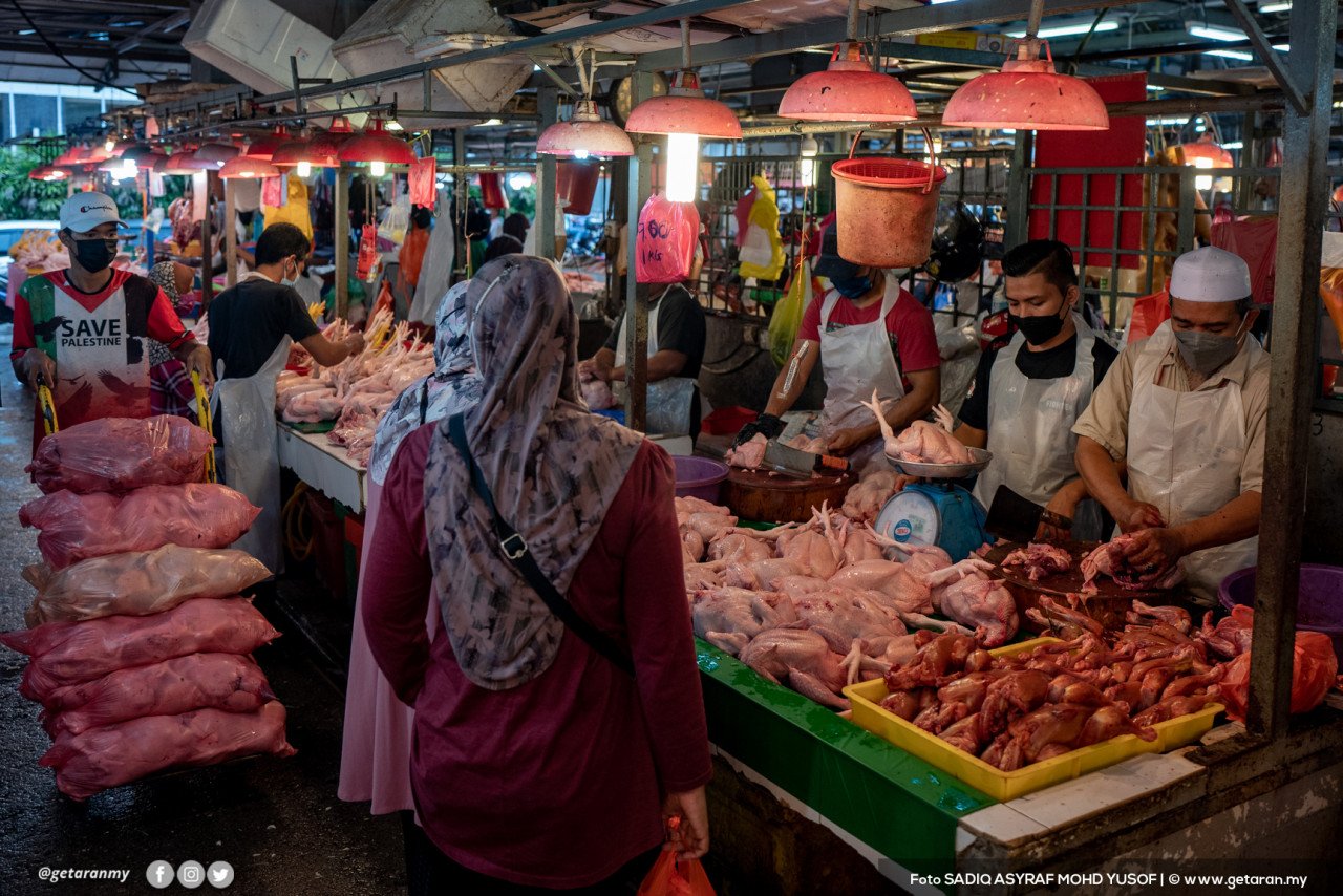 Bahagian barang basah merupakan antara tumpuan pembeli di Pasar Jalan Raja Bot, Kuala Lumpur.