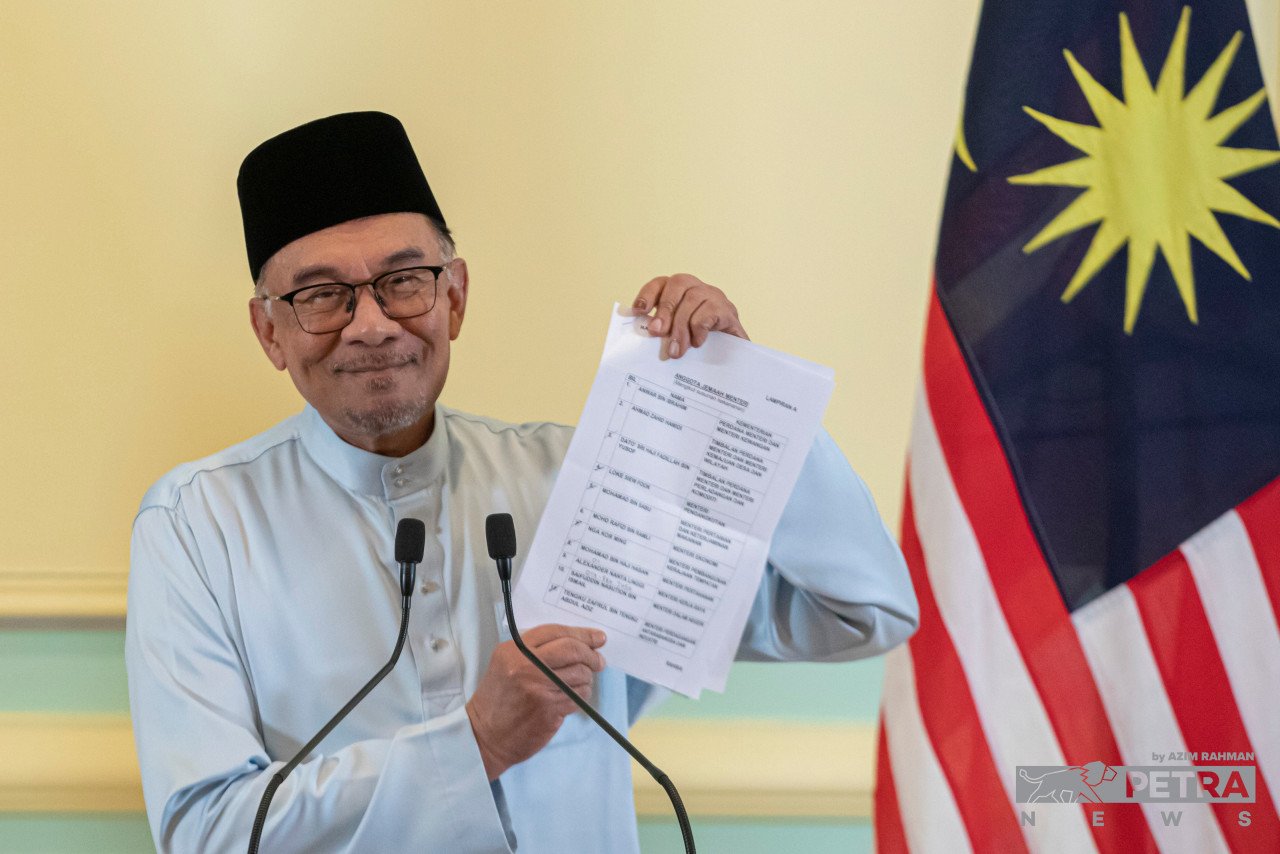 Anwar ketika mengumumkan barisan Menteri Kabinet, Jumaat lalu.
