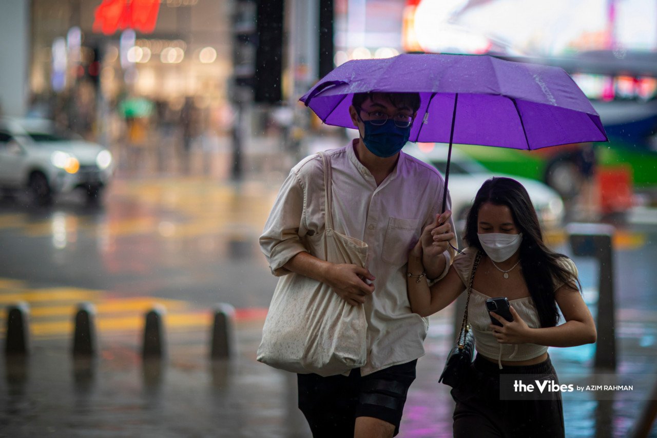 Hujan tidak menghalang pasangan kekasih di ibu kota Kuala Lumpur keluar menyambut Hari Valentine