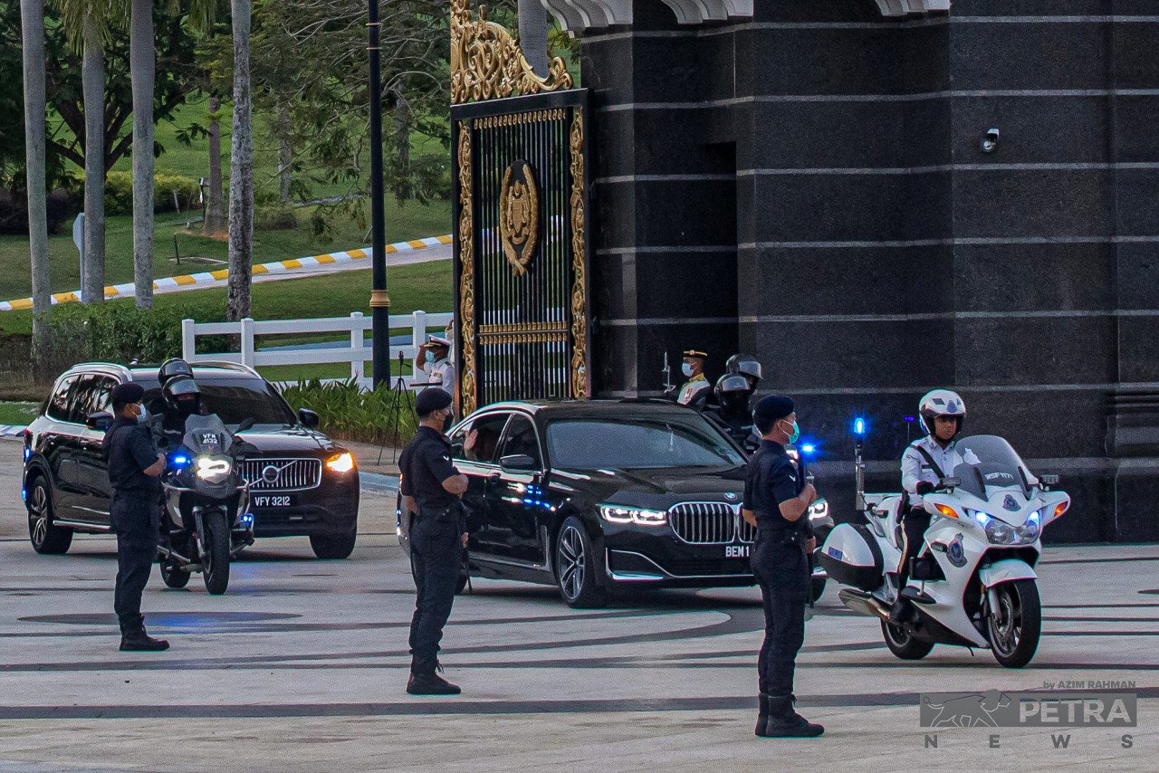 Anwar Ibrahim keluar dari Istana Negara selepas upacara angkat sumpah - Gambar oleh Azim Rahman
