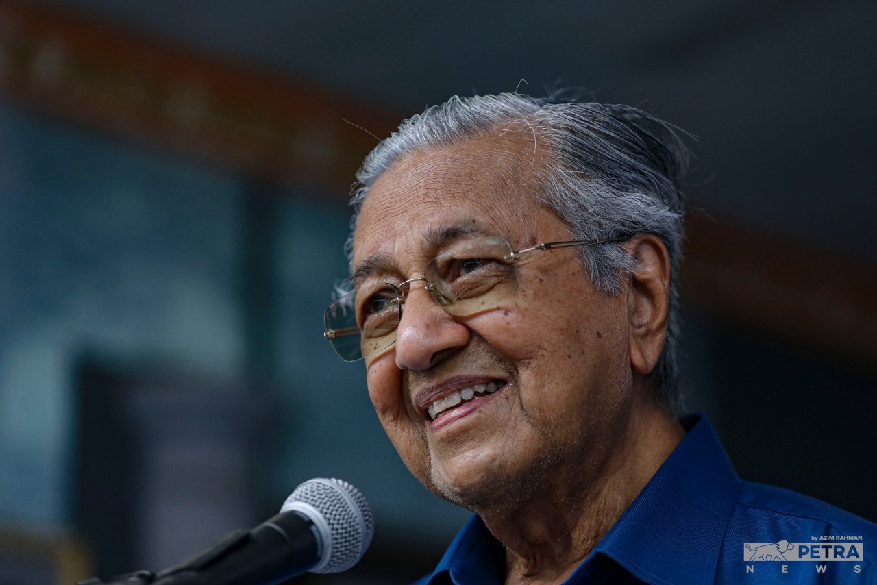 Parti PEJUANG yang diterajui mantan Perdana Menteri, Tun Dr Mahathir Mohamad yang berusia 97 tahun, menjadikan usaha memerangi rasuah sebagai salah satu prinsip terasnya - Gambar Fail