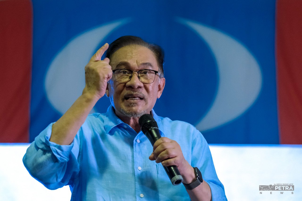 Istilah 'PM tepi' sering digunakan untuk mengejek Anwar kerana gagal menjadi Perdana Menteri berikutan krisis politik, Langkah Sheraton pada Februari 2020 yang menyaksikan beberapa pemimpin Pakatan Harapan (PH) melompat parti, sehingga menyaksikan kejatuhan kerajaan PH - Gambar oleh Abdul Razak Latif