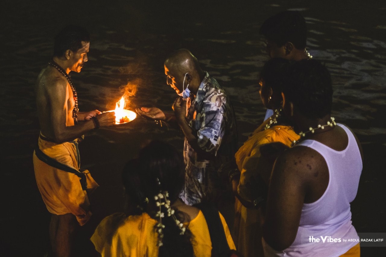 Penganut-penganut Hindu melakukan upacara keagamaan sebelum berarak ke Kuil Sri Subramaniar Swamy Batu Caves sempena perayaan Thaipusam 