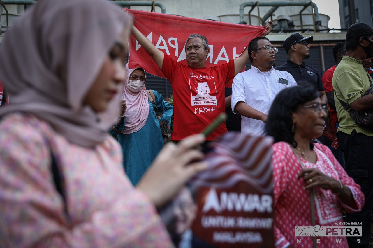 Penyokong Anwar Ibrahim di luar Pintu 2 Istana Negara - Gambar oleh Syeda Imran