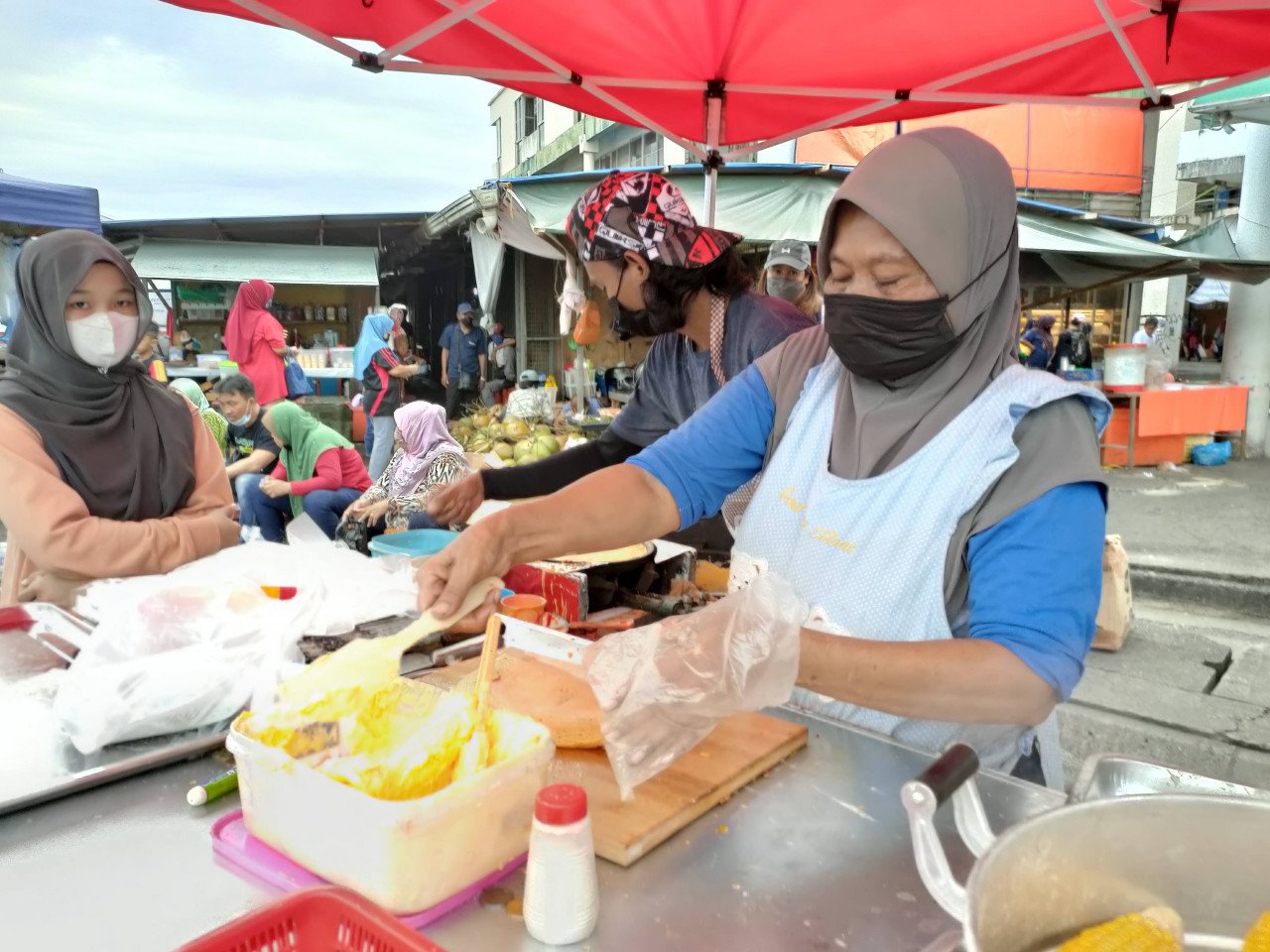 Sumarni berkata, 200 ketul roti jagung miliknya habis dijual pada pukul 4 petang di bazar Ramadan di pekan Sandakan, semalam. - Gambar oleh Rebecca Chong