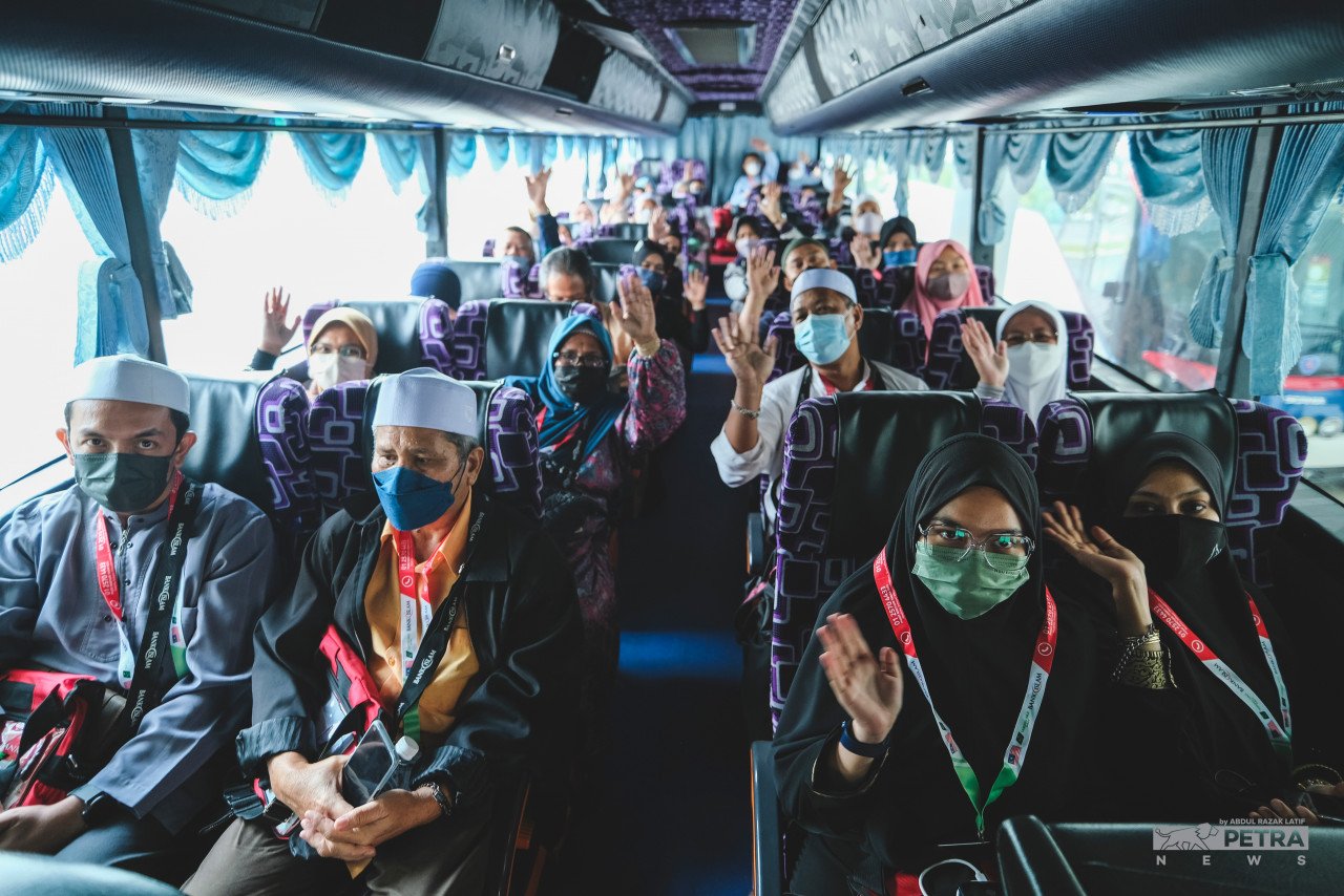 Kumpulan pertama jemaah haji Malaysia ini dijangka tiba di Lapangan Terbang Antarabangsa Putera Muhammad Abdulaziz di Madinah, kira-kira 4.55 petang (waktu Arab Saudi). - Gambar oleh Abdul Razak Latif