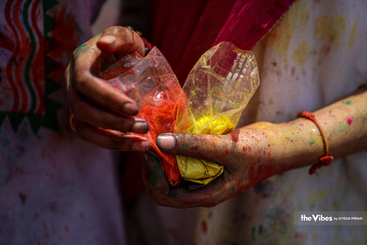 Gulal, serbuk warna-warni yang menjadi elemen penting dalam sambutan Holi