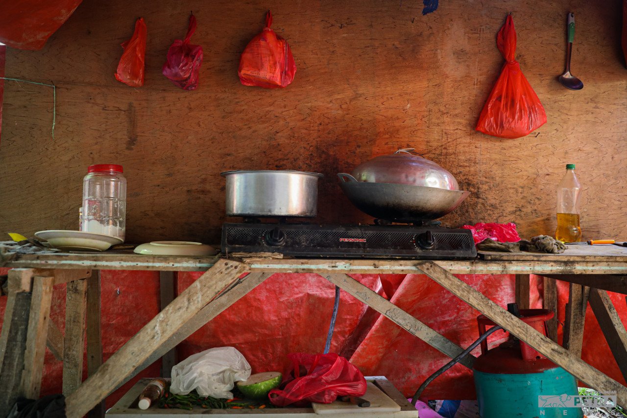Dapur memasak yang boleh menyebabkan keabakaran juga diletakkan di ruang yang sama. - Gambar oleh Syeda Imran 