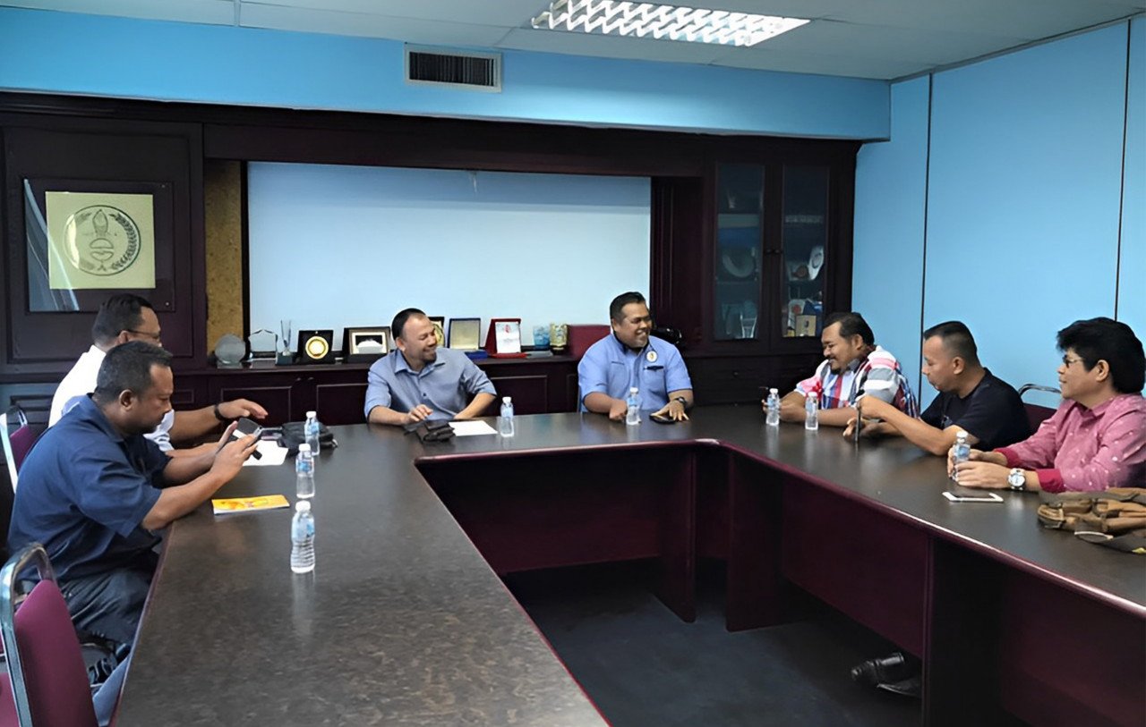 Kamarul Baharin Mansor (tengah) turut menyatakan komitmen MTUC untuk membantu bekas kakitangan Utusan dalam tuntutan pampasan mereka ketika di temui di Petaling Jaya.