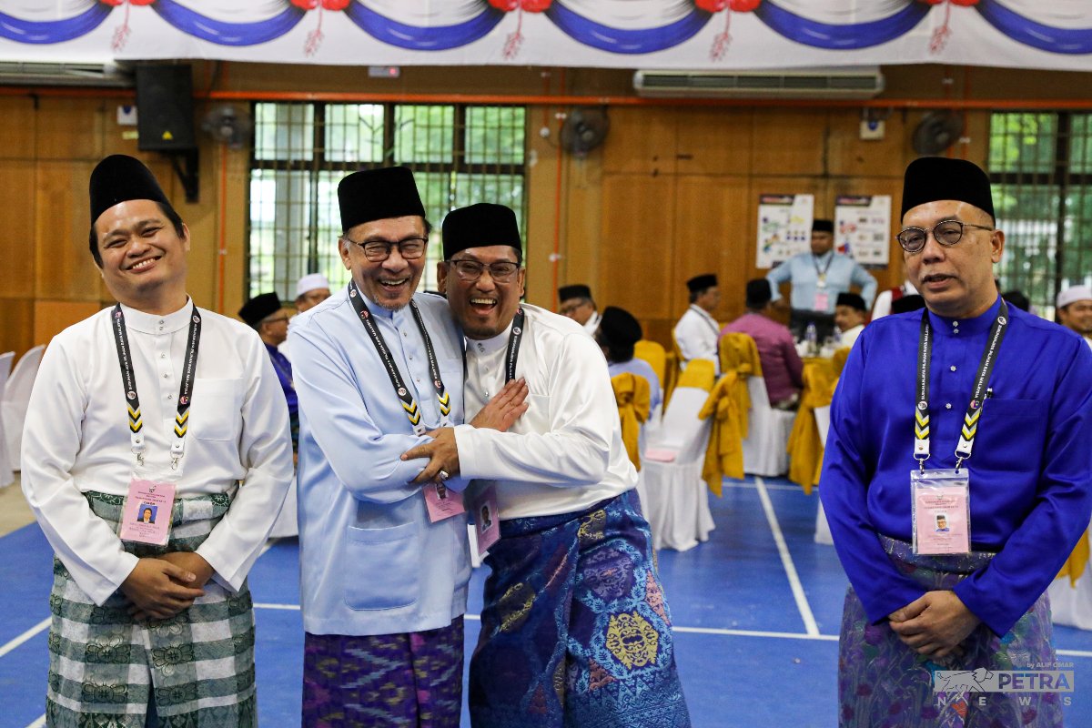 Datuk Seri Anwar Ibrahim (dua dari kiri) bergurau dengan Datuk Seri Ahmad Faizal Azumu pada proses penamaan calon, 5 November lalu. - Gambar oleh Alif Omar