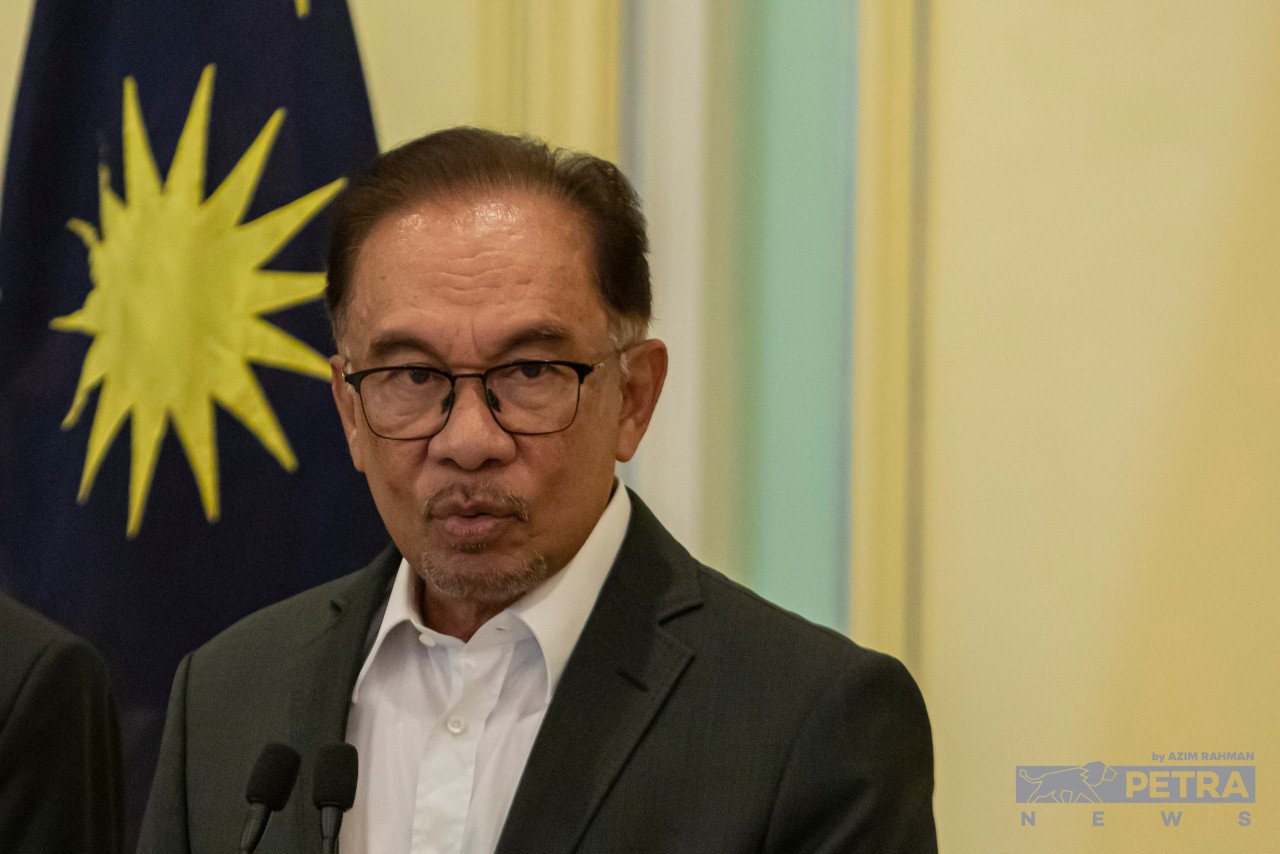 Anwar berkata, persidangan Parlimen pertama itu juga akan membentang dan meluluskan peruntukan khas atau mini bajet bagi tujuan membayar emolumen penjawat awam bagi Januari - Gambar Fail