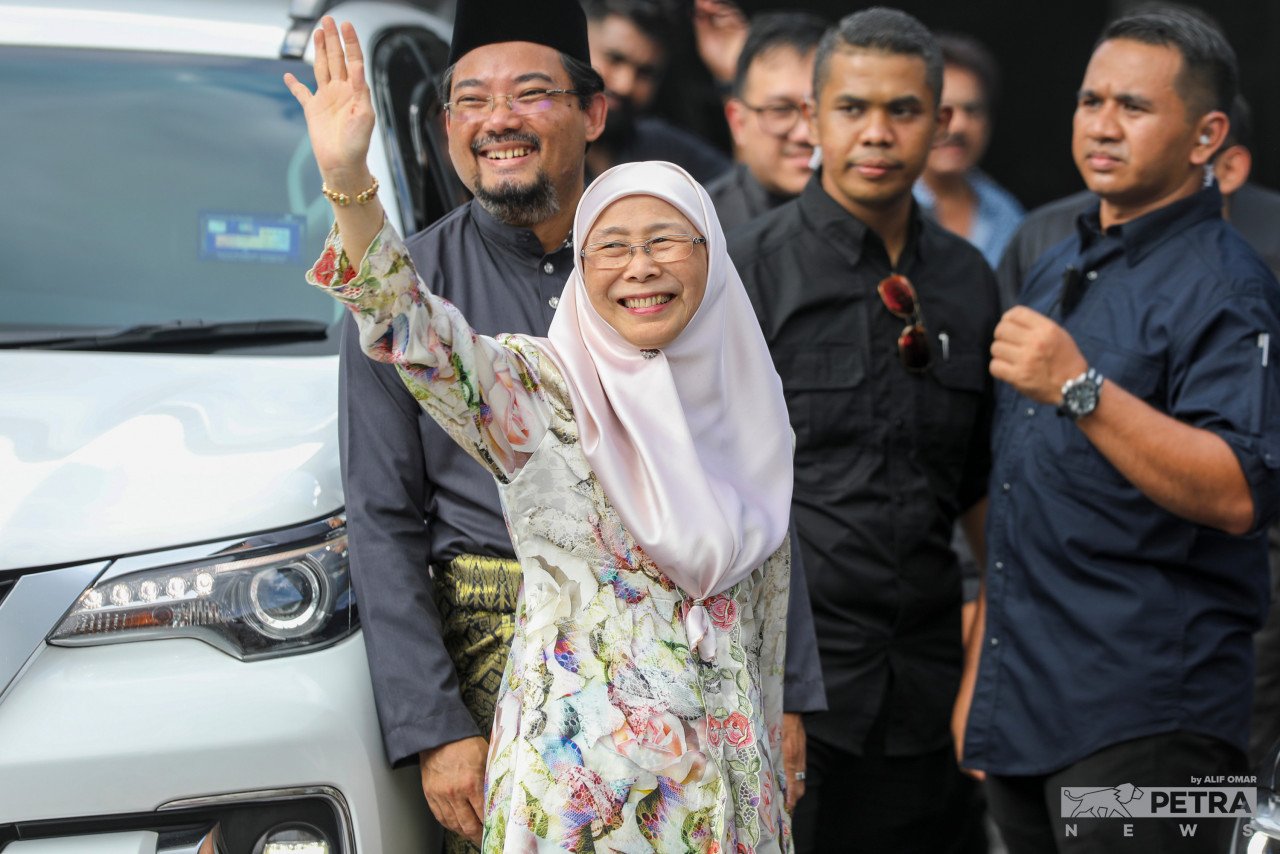 Dr Wan Azizah kegembiraan sebelum berangkat ke Istana Negara dari rumahnya di Sg Long - Gambar oleh Alif Omar