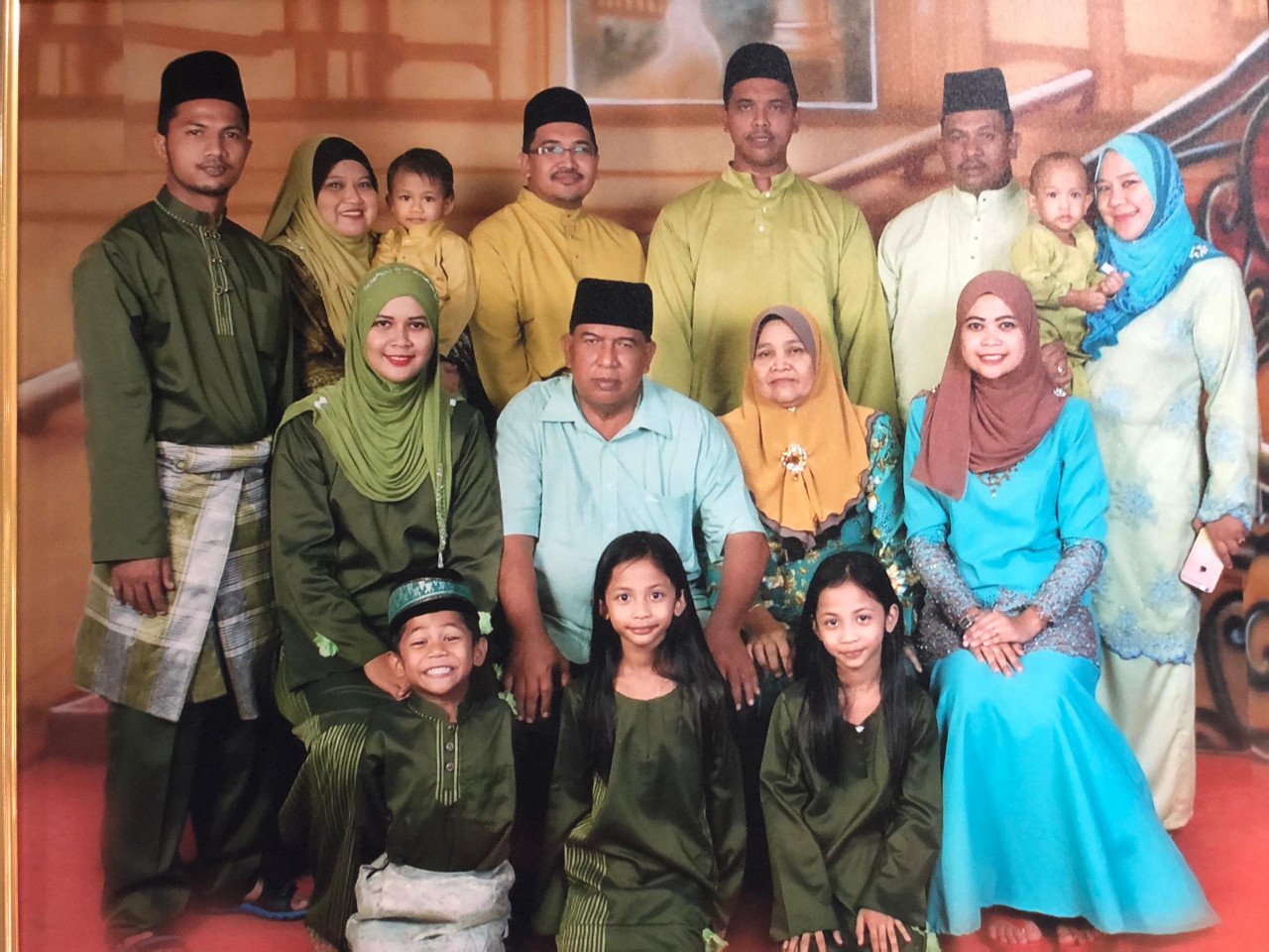 Allahyarham Noor Rahiza (duduk, kiri) bersama ahli keluarganya