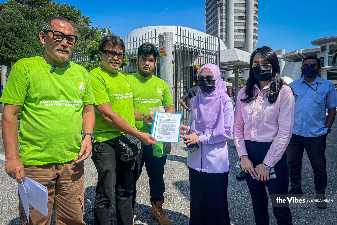 PHM turut menyerahkan memorandum kepada komunikasi korporat SUK Selangor agar Enakmen Kebebasan Maklumat (FOI) mampu diperolehi