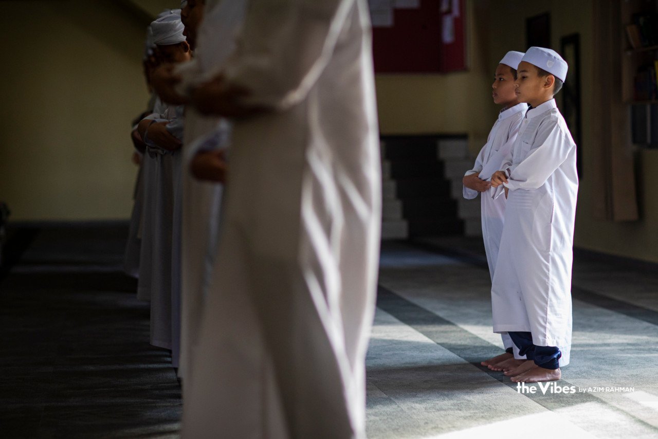 Pelajar tahfiz paling muda berumur 9 tahun, menunaikan solat sunat duha pada bulan Ramadan