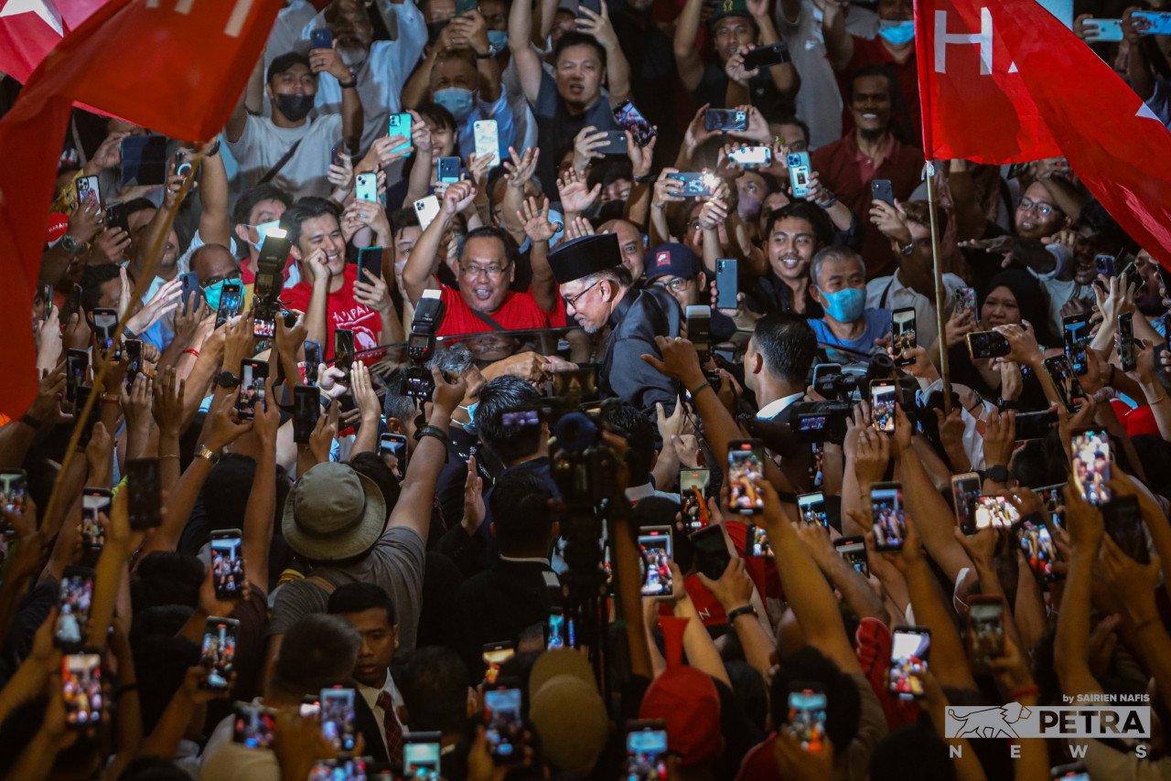 Ketibaan Anwar Ibrahim di Sg Long Clubhouse disambut dengan meriah  - Gambar oleh Sairien Nafis