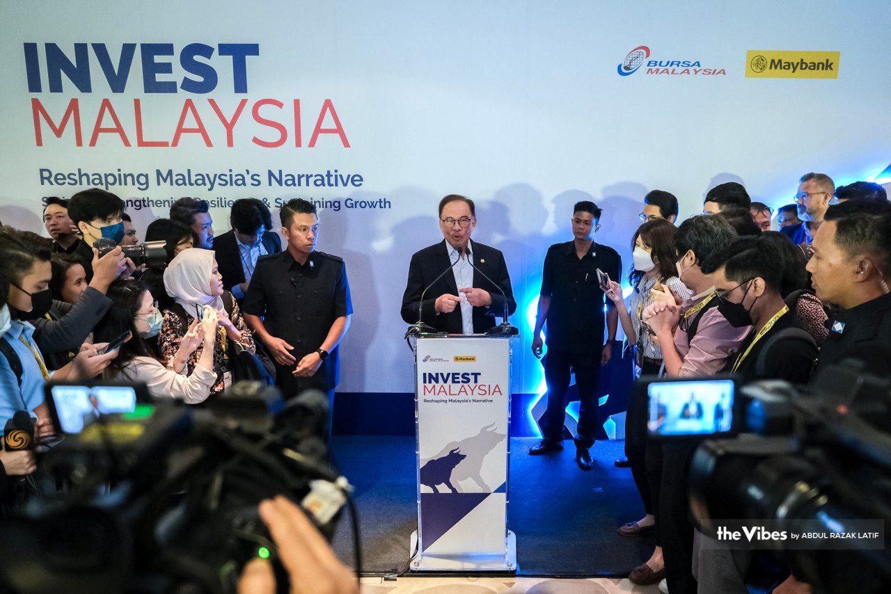 Anwar hadir pada program Invest Malaysia 2023, di sini, hari ini.