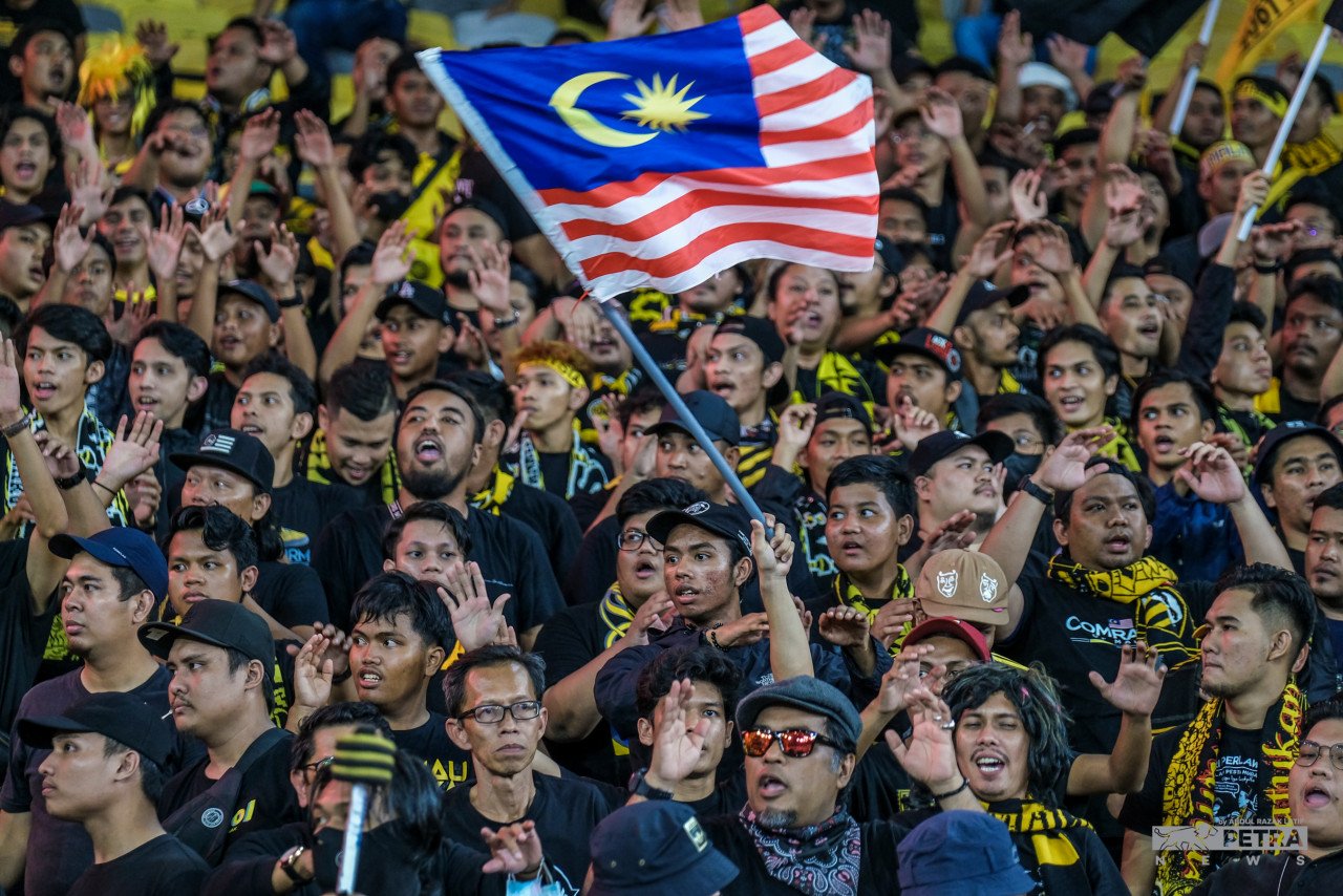 Penyokong Malaysia membanjiri Stadium Nasional Bukit Jalil malam tadi. - Gambar oleh Abdul Razak Latif