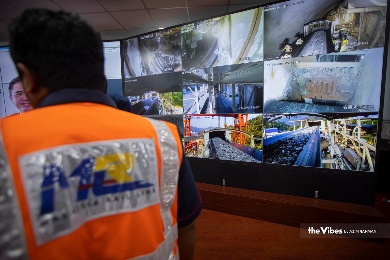Kamera litar tertutup di pasang setiap tempat bagi keselamatan di tapak penembusan Terowong Genting projek Laluan Rel Pantai Timur.
