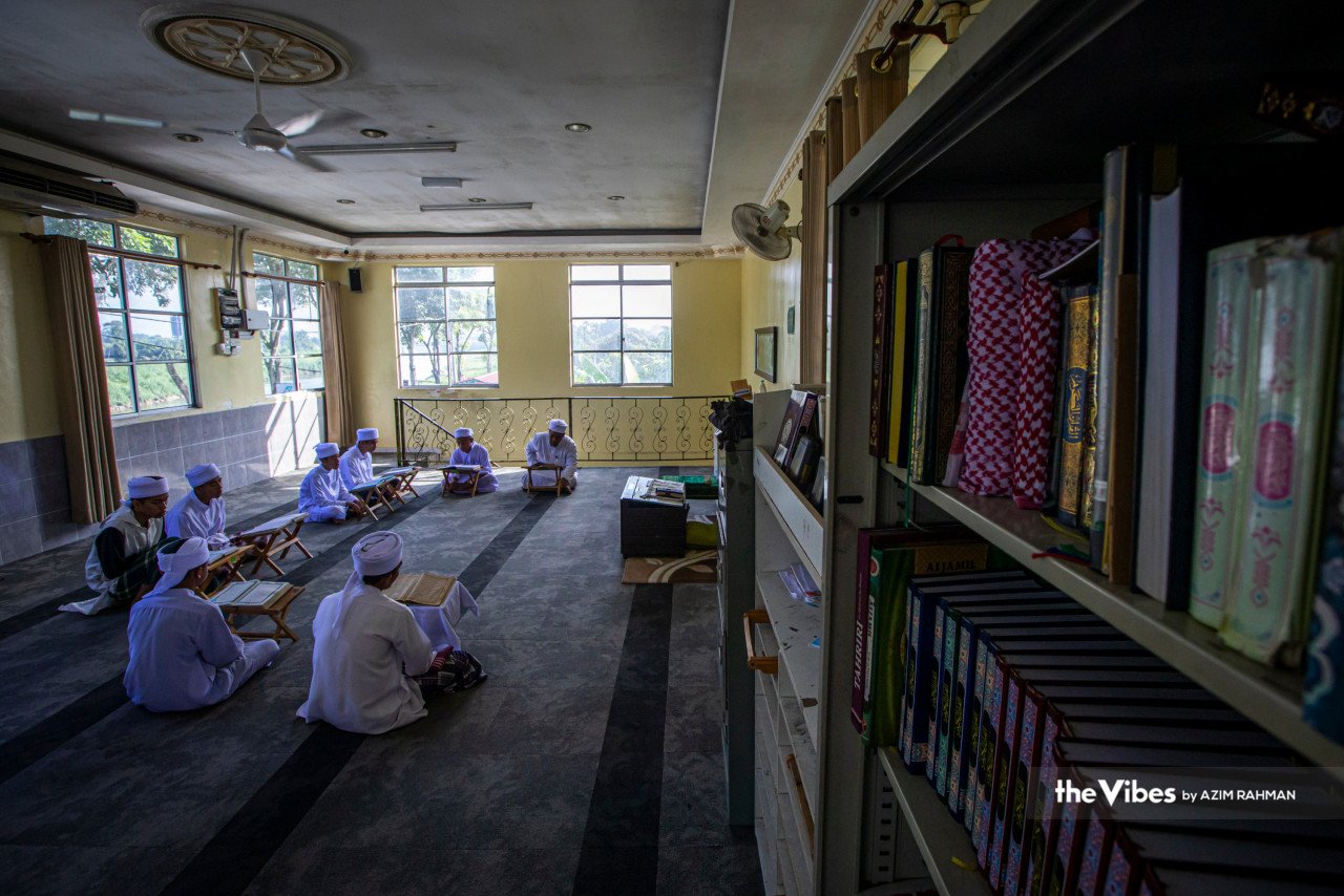 Para pelajar tahfiz membaca al-Quran menuju sambutan Nuzul Al Quran