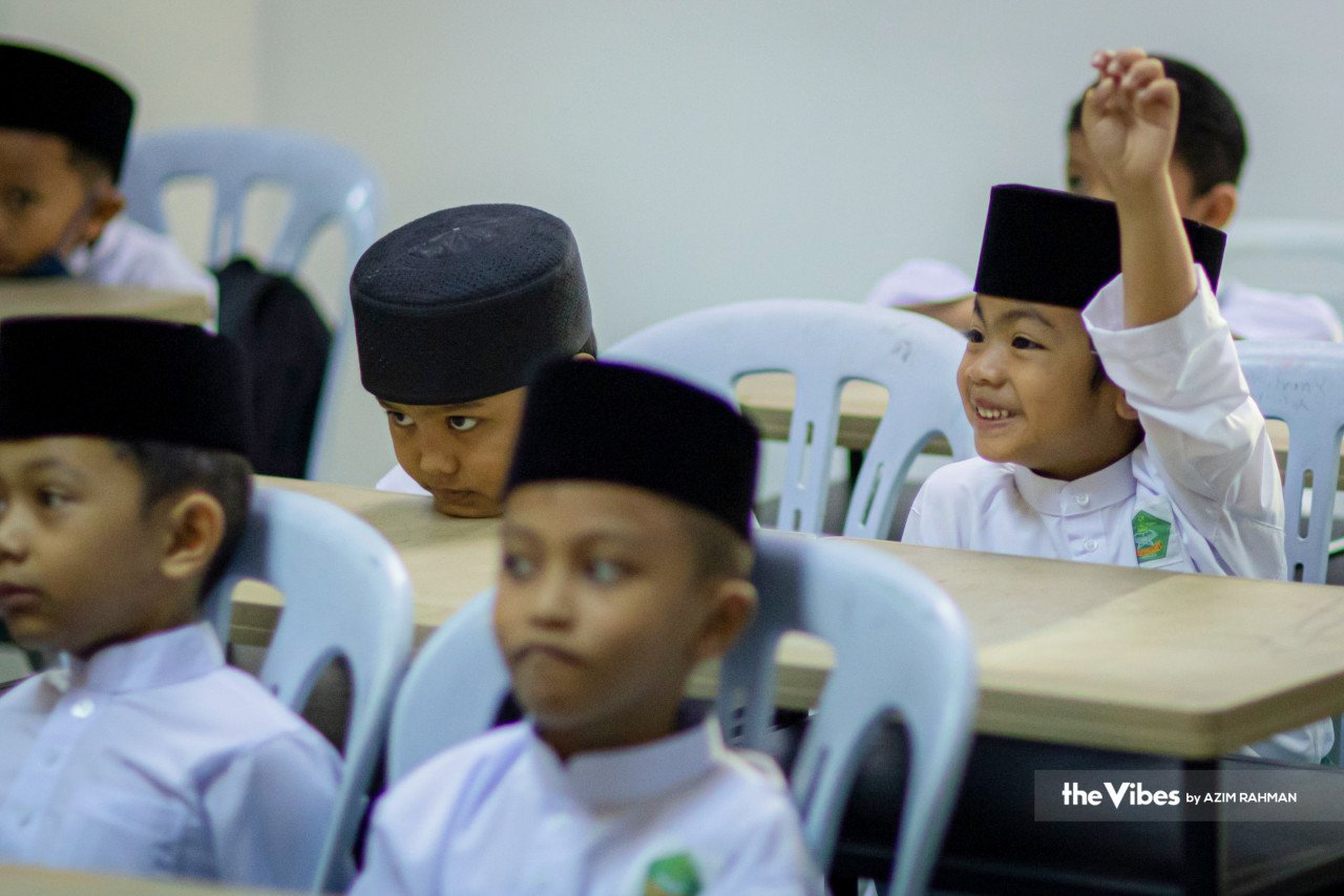 Wajah kegembiraan murid-murid yang baru memulakan kelas pada Sesi Persekolahan Kumpulan B 2023/2024. - Gambar oleh Azim Rahman