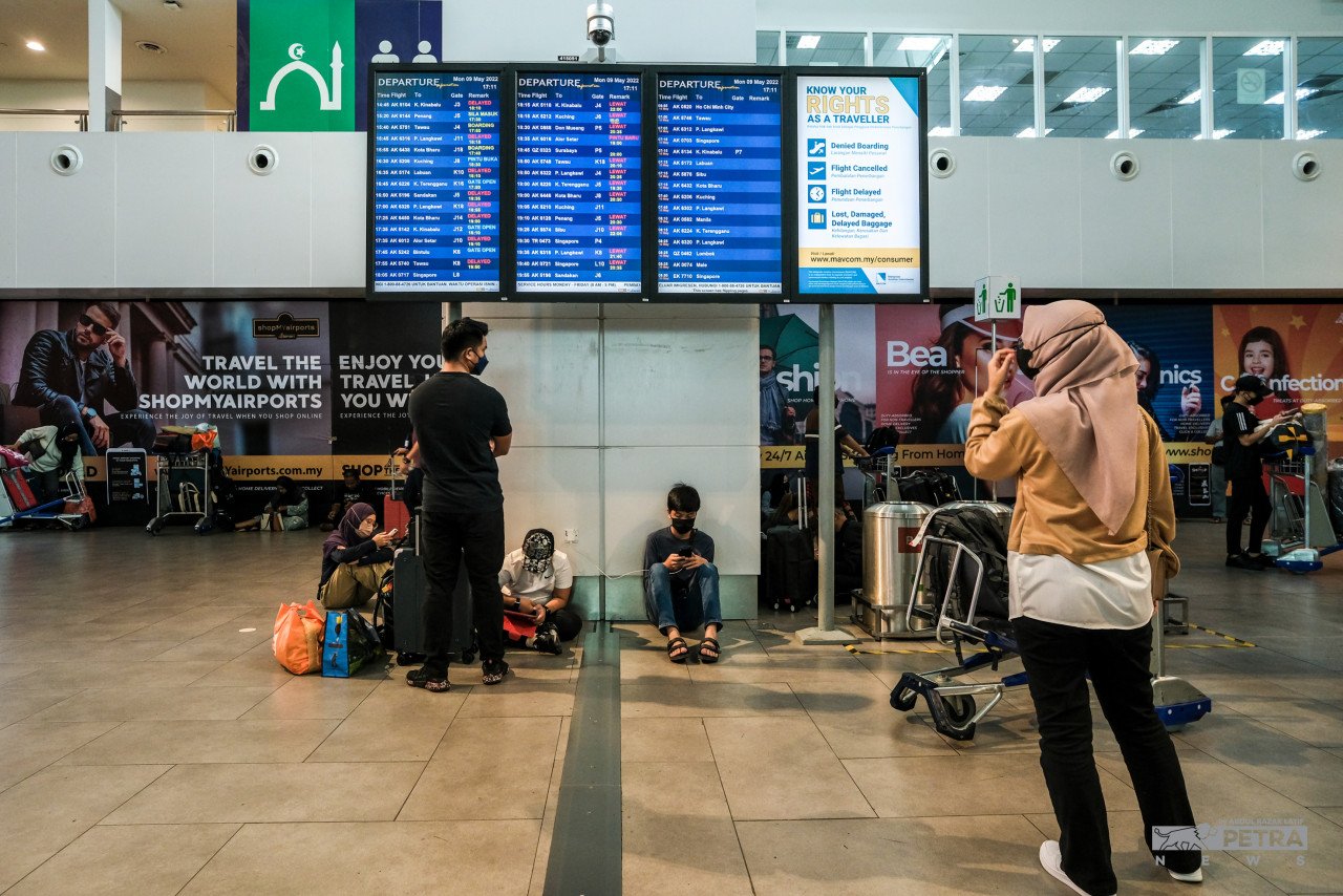 Antara penumpang AirAsia yang terkesan dengan pertukaran jadual penerbangan di KLIA2. - Gambar fail