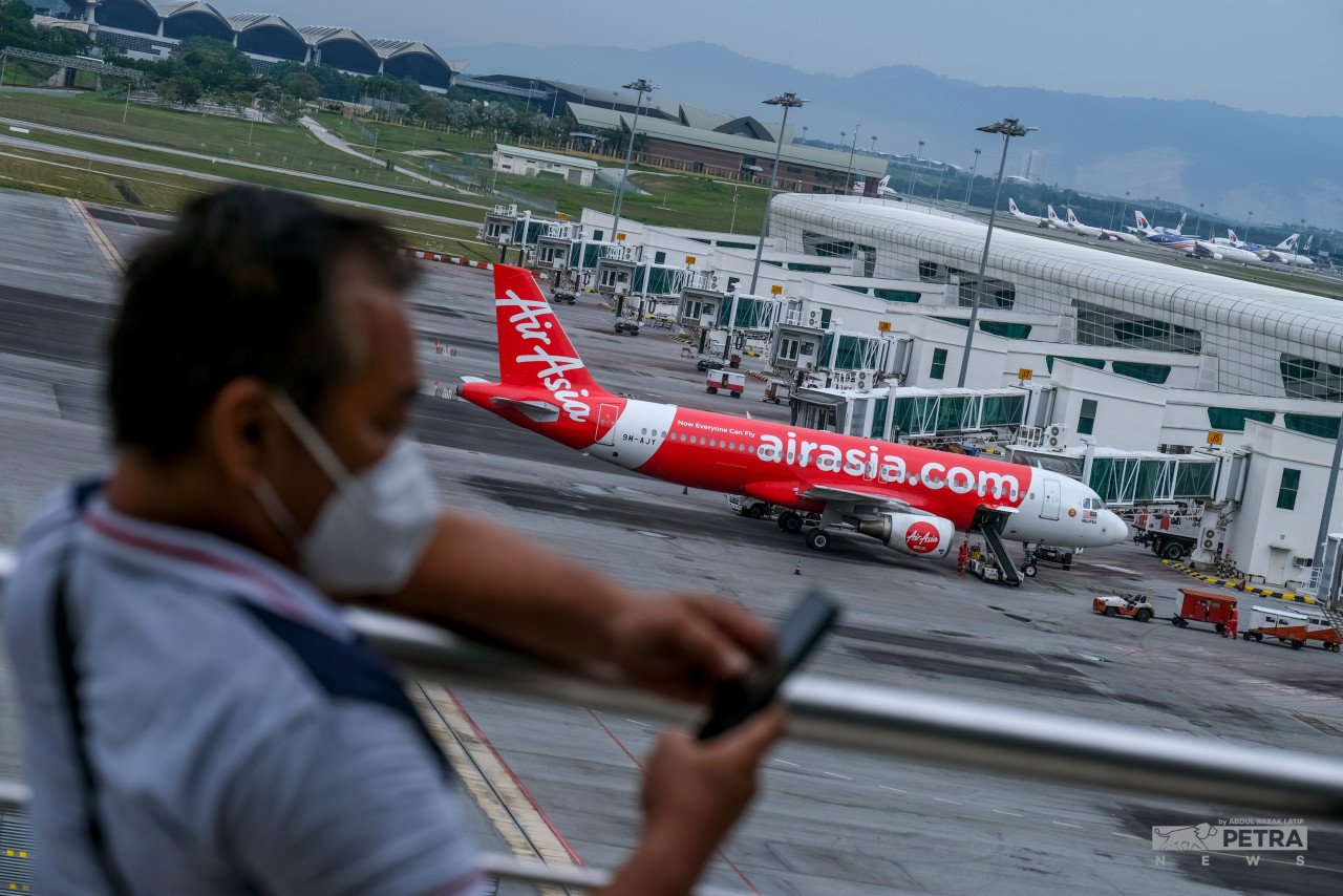 Banyak insiden dilaporkan pengguna atas kelemahan perkhidmatan AirAsia yang menyebabkan mereka terpaksa menunggu untuk melakukan perjalanan - Gambar Hiasan