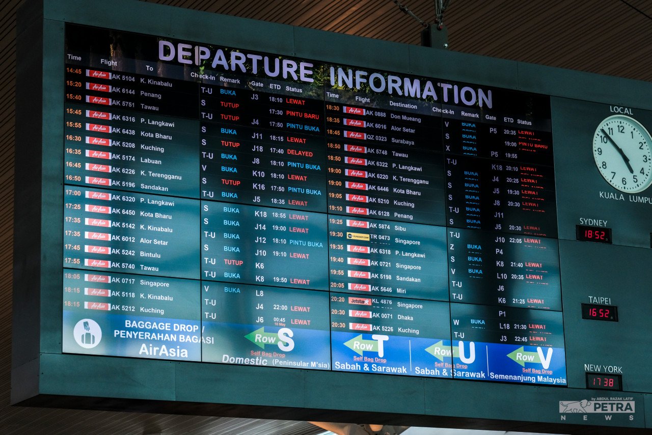 Jadual penerbangan AirAsia yang mengalami kelewatan sehingga mencetuskan kemarahan penumpang. - Gambar oleh Abdul Razak Latif