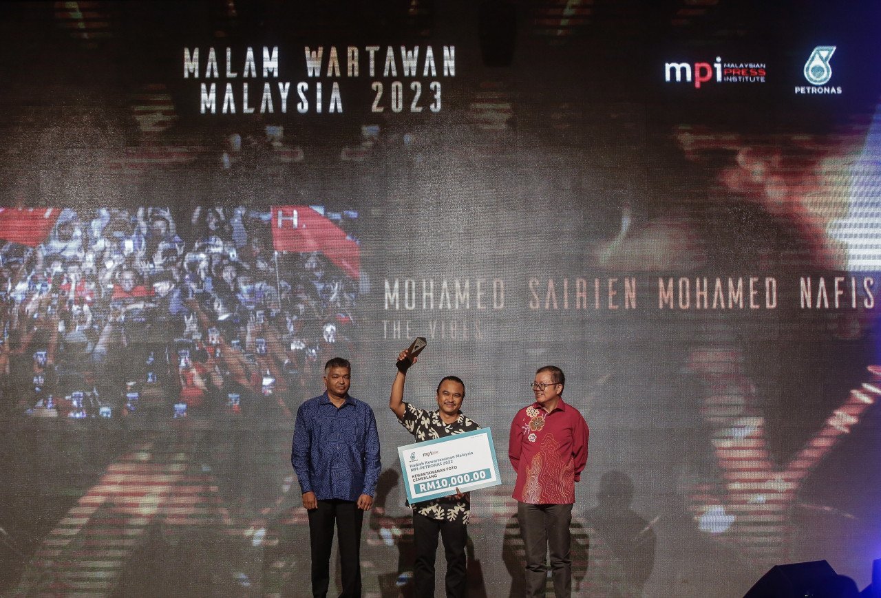 Mohamed Sairien Mohamed Nafis menjadi pemenang utama Kategori Kewartawanan Foto Cemerlang pada Malam Wartawan Malaysia 2023 malam tadi