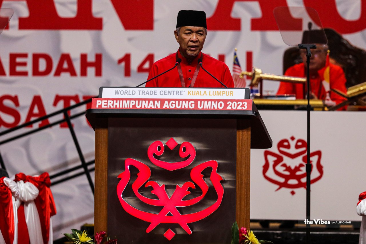 Ahmad Zahid pada Perhimpunan Agung UMNO (PAU) 2023 lalu memaklumkan bahawa UMNO sentiasa terbuka menerima kembali ahlinya yang sebelum ini digantung atau dipecat. - Gambar fail