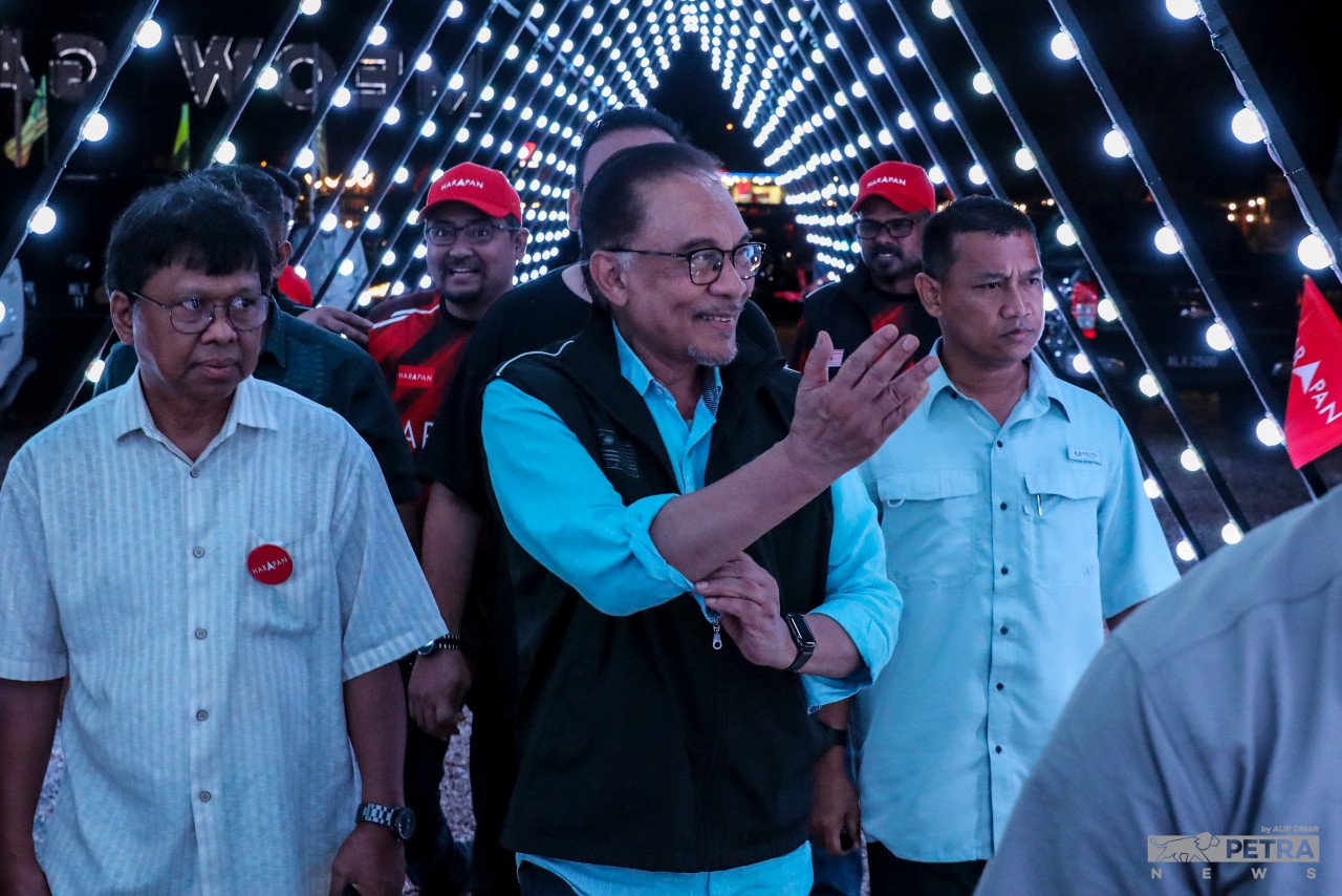 Anwar Ibrahim turut mengingatkan bahawa rakyat perlu membuat pilihan bijak bagi menentukan nasib mereka untuk lima tahun akan datang - Gambar oleh Alif Omar