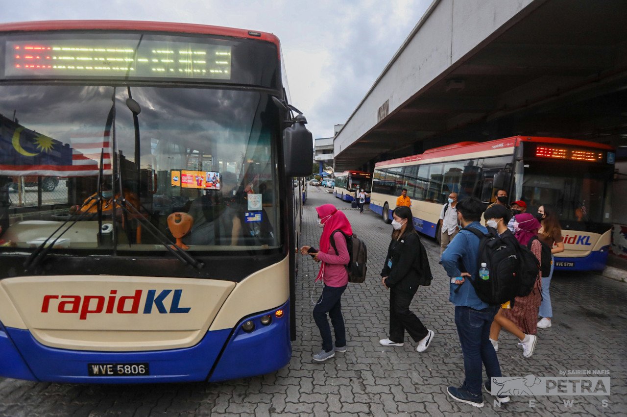 Rapid Bus telah menambah 40 lagi bas perantara percuma untuk membawa penumpang yang terjejas, berikutan penutupan 16 stesen tren Transit Aliran Ringan (LRT) antara Kelana Jaya dan Ampang Park bermula semalam.