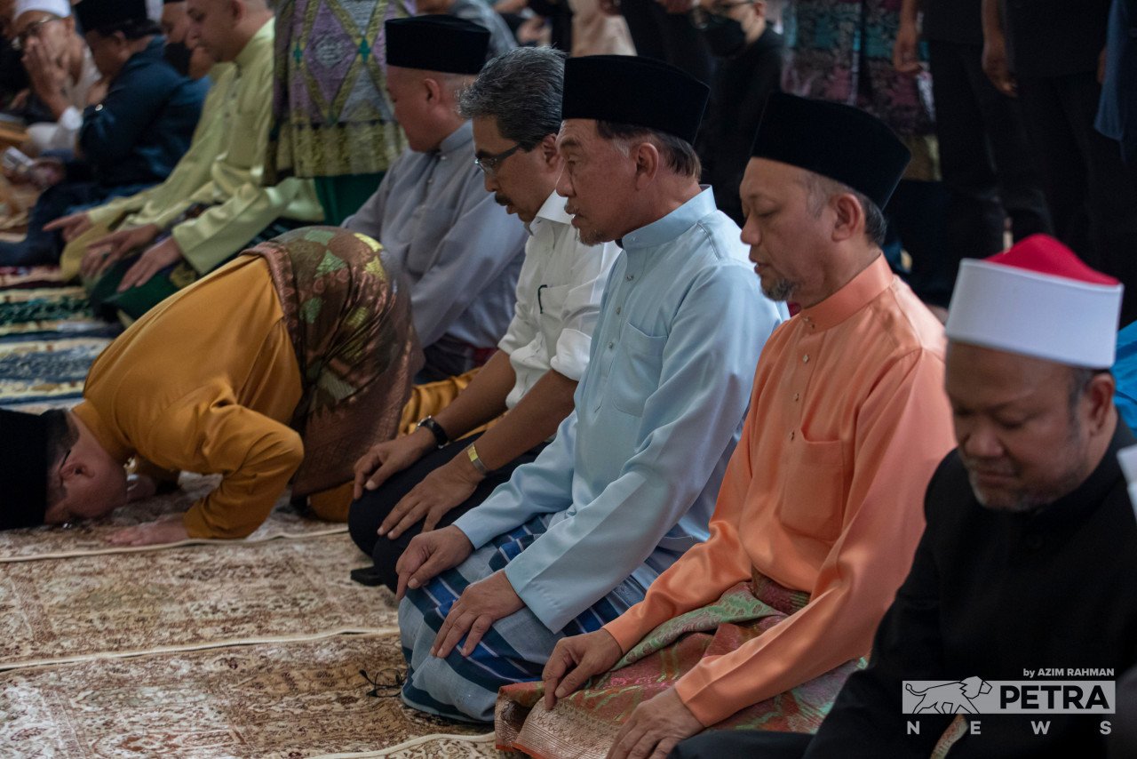 Anwar menunaikan solat Jumaat di Masjid Jamek Kampung Baru, di sini hari ini.