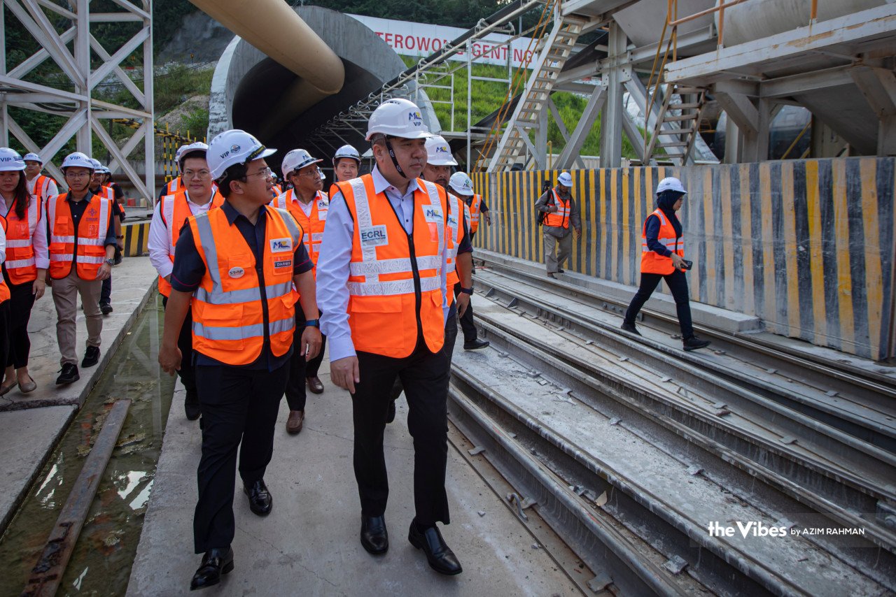 Anthony Loke bersama Ketua Pegawai Eksekutif Malaysia Rail Link Sdn Bhd (MRL), Datuk Seri Darwis Abdul Razak (kiri) di tapak penembusan Terowong Genting projek Laluan Rel Pantai Timur.