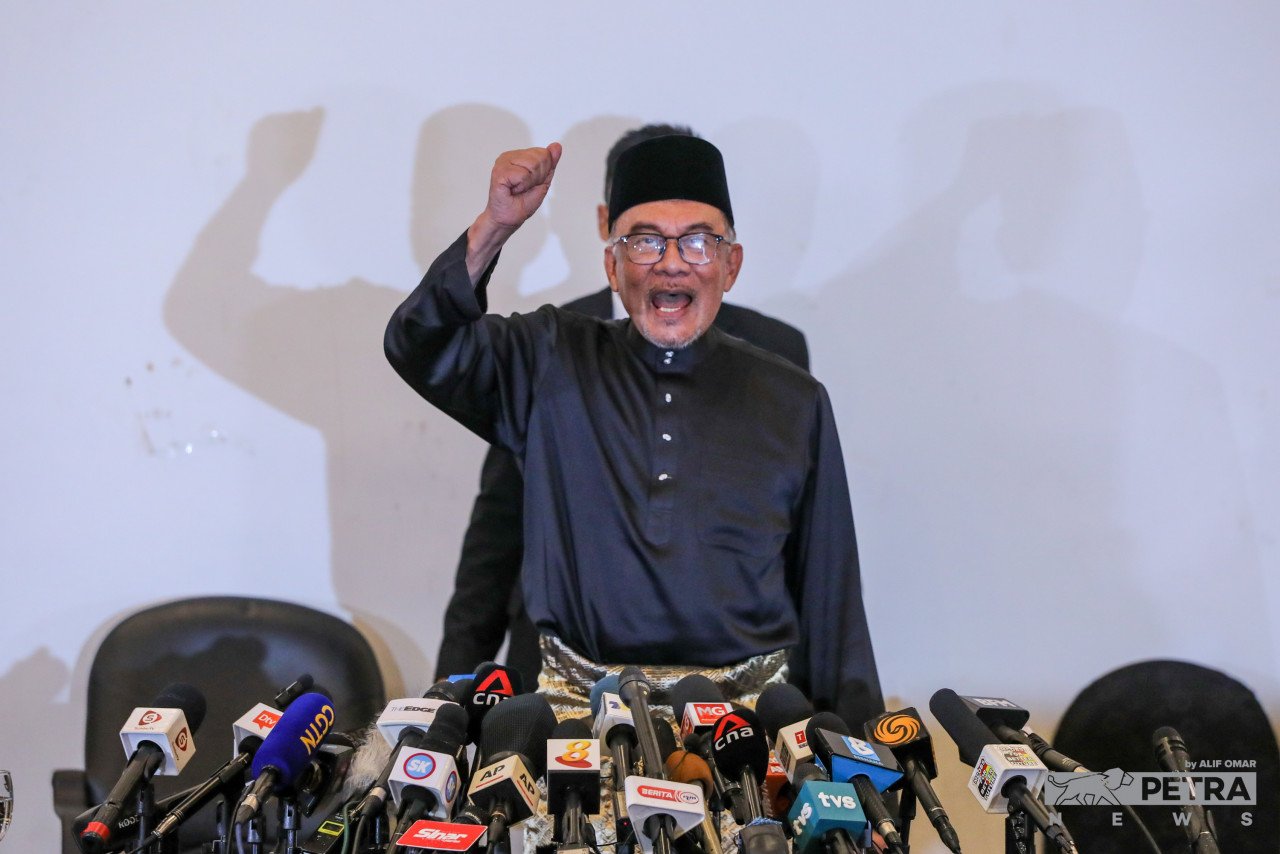 Anwar Ibrahim mengakhiri sidang medianya dengan melaungkan ‘reformasi, lawan sampai menang, kita sudah menang’ dengan diiringi tepukan gemuruh daripada orang ramai - Gambar oleh Alif Omar